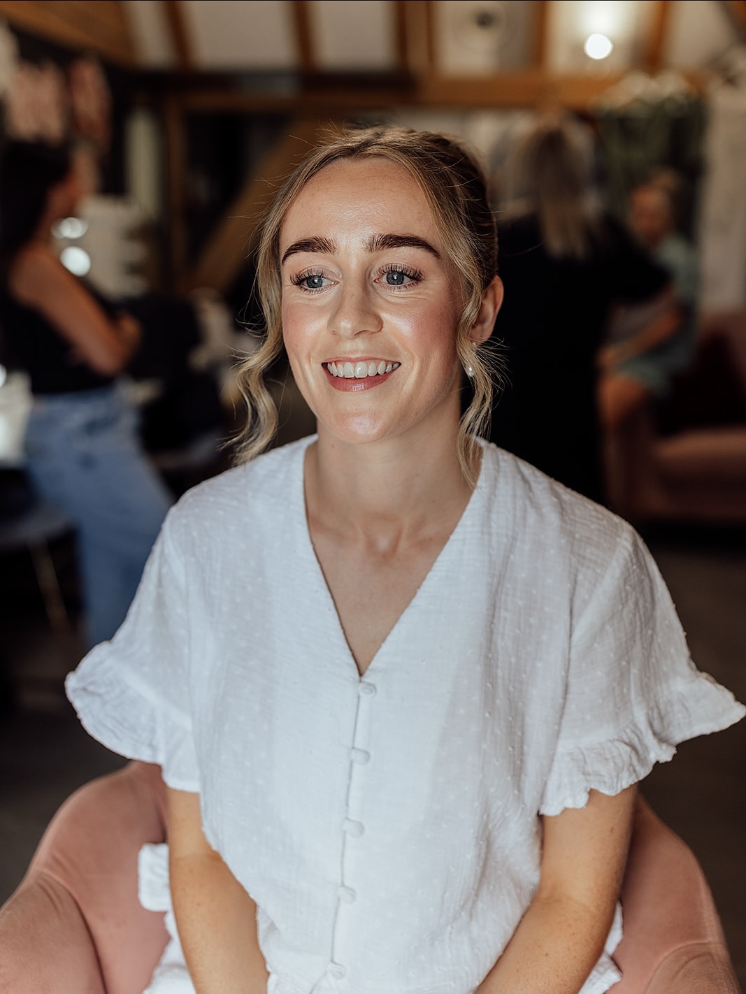 ❌ THE MOST COMMON BRIDAL MAKEUP UNTRUTH EVER TOLD- Bridal makeup has to be heavy in order to show up in photos and last the day…
… absolutely NOT 🤍🤍🤍
Lucy’s bridal makeup look was all about keeping it natural and glowy. I used lightweight foundation, illuminating products and peachy neutral tones to create a makeup that still felt comfortable and true to her own self and individual style 🤍
If you’re looking for a bridal makeup artist to create a look that feels authentic, individual and still “like you” please get in touch to check my availability and reserve me for your day 🤍✨
Venue @theoldkentbarn
Hair @blowdryskent
Dress @viviennewestwood @brownsbride
Images @daniellukeweddings