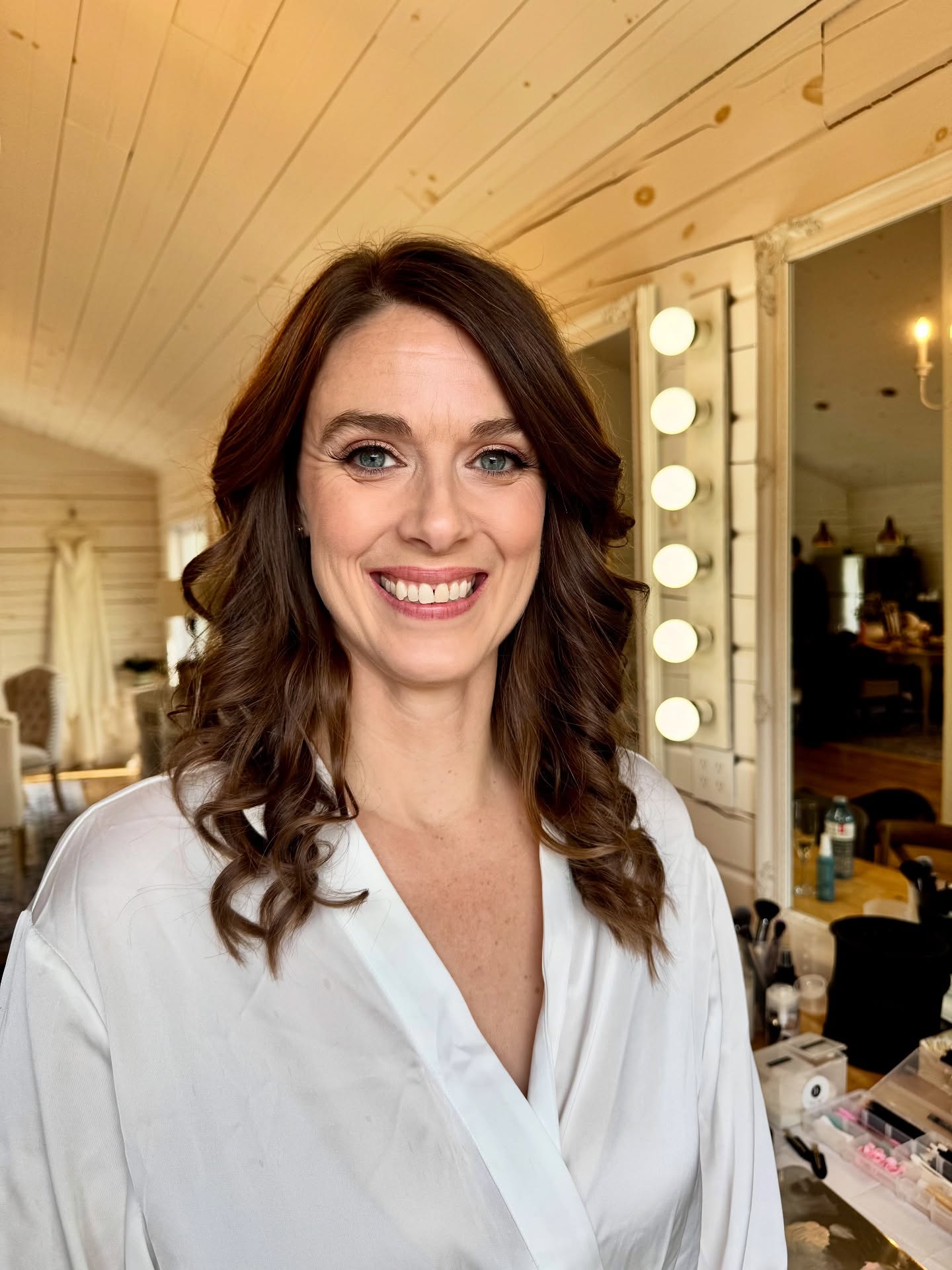 A classic bridal look will never go out of style — it’s soft, elegant, and all about enhancing your natural beauty. I love creating timeless looks that you’ll still adore years from now when you look back at your wedding photos. Effortless, polished, and perfectly you 🤍
#BridalMakeup #TimelessBeauty #BridalSoftglam #ottawamakeupartist #makeupartist #bridal #softglam #makeup #softglammakeup #bridalbeauty #jbmakeupartist