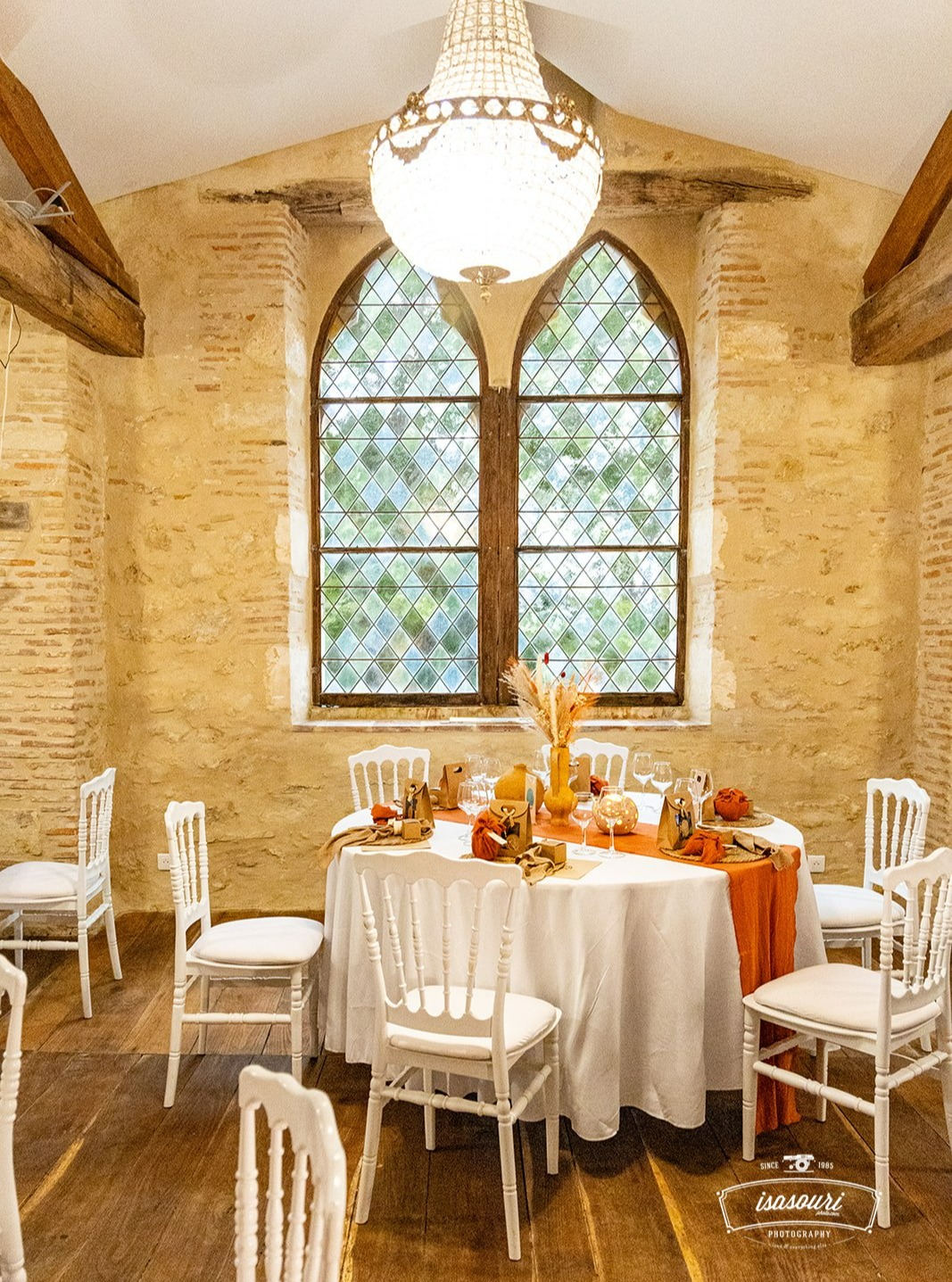 Ce sont pas de simples tables...
❤️Derrière ces quelques belles tables de dîners de nos mariés et ces décors se cachent le travail et le talent de fleuristes, décorateurs, organisateurs, céramistes, papetiers et imprimeurs...
⭐On peut également y percevoir les efforts déployés par les mariés qui ont patiemment choisi l'emplacement de chacun de leurs invités.
🥗Elles sont le tableau final sur lesquels les traiteurs et cuisiniers apporteront le travail de toute en équipe en coulisses.
🎉Elles sont surtout la promesse d'agapes préparées avec soin. Parfois pendant plus d'un an !
Alors oui, ce ne sont pas de simples tables.
Laquelle préférez-vous ?
#weddingdecor #mariagefrance #mariagelandes #chateaumariageaquitaine #bestwedding #bestchateauwedding #contedefee #weddingday #weddintable #weddingdecor #dday #chateaumariage #mariageluxe #beaumariage #mariagegironde #domainemariage