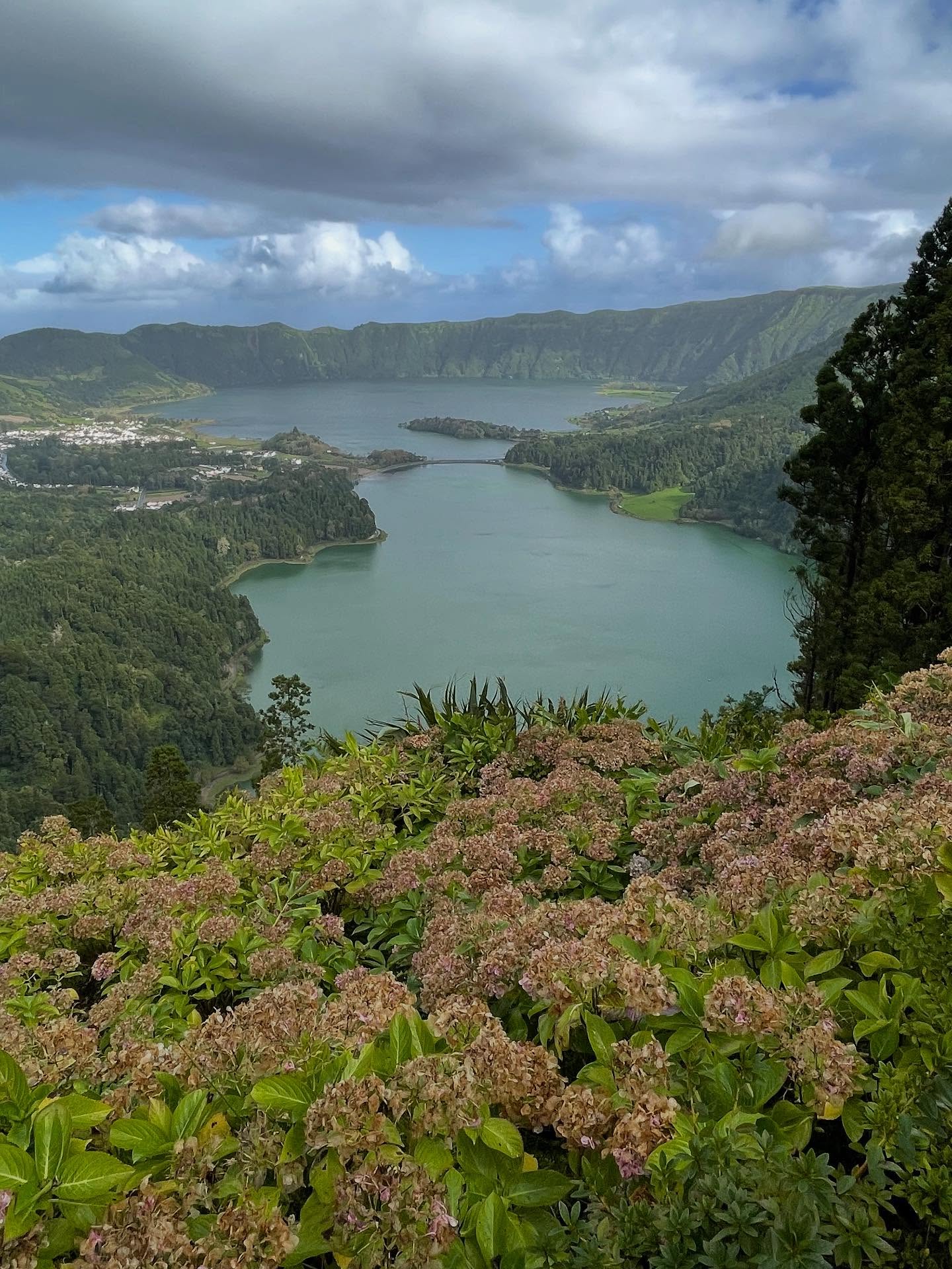 Lagoa das Sete Cidades sur l’île d’à Sao Miguel - juste magnifique 🤩
Pour info : info@aucoeurduvoyage.ch
☎️ 021 907 12 12
.
.
#au_coeur_du_voyage #sepvoyages #setecidades #açores #saomiguelisland #photographer #nature #randonneur #portugal