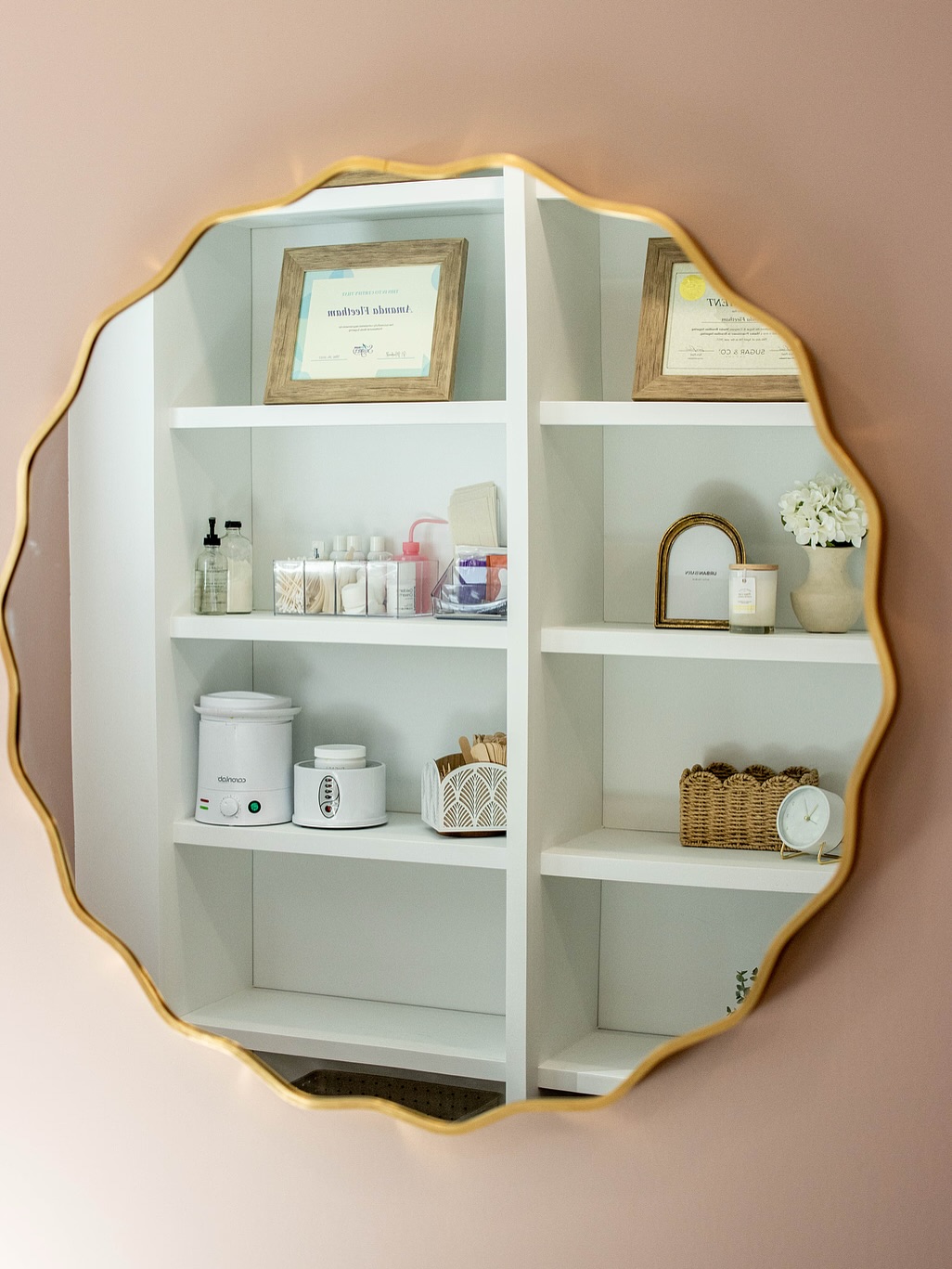 Caught up in the details 💭
It’s more than a spa, it’s an experience you want to feel, a space that makes you pause, relax, and take it all in. Capturing those little moments and details is what makes this work so special. 🫶🏻