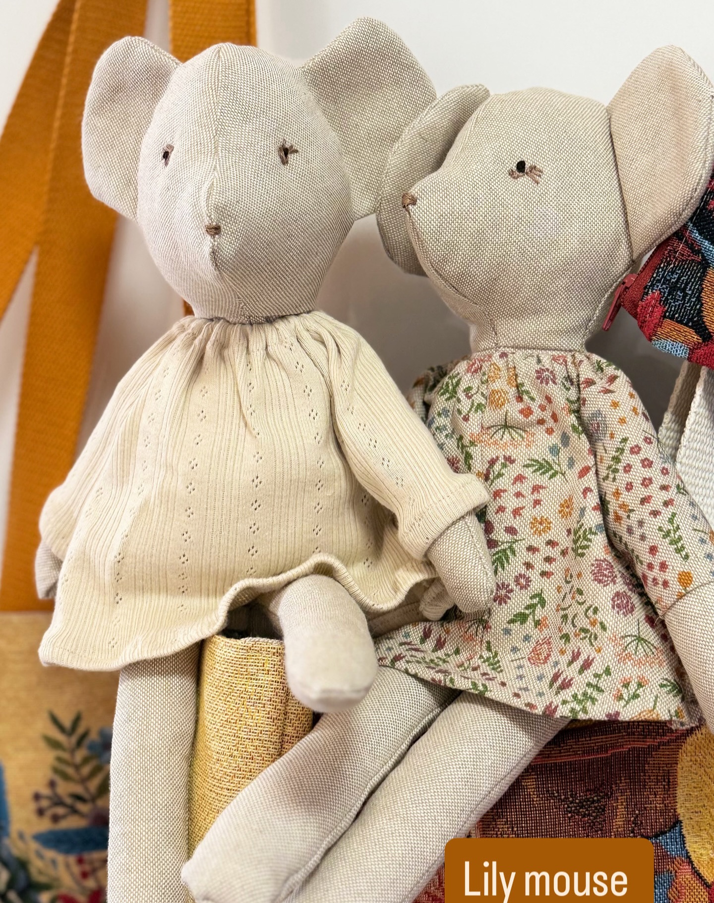 Lily Mouse – ons linnen muisje met de allerliefste jurkjes
Zacht linnen lijfje, bungelende pootjes en die kleine snuit…
Lily Mouse is precies zo’n muisje dat overal mee naartoe gaat.
Elke Lily heeft haar eigen jurkje, dus je kiest altijd jouw favoriete vriendinnetje.
Linnen, lief en klaar om geknuffeld te worden.
#studiokke #studiokids #lilymouse #linnenmuisje #handgemaakt #softtoy #kindercadeau #cosykids #liefcadeautje #miniatures #popupshop #utrecht