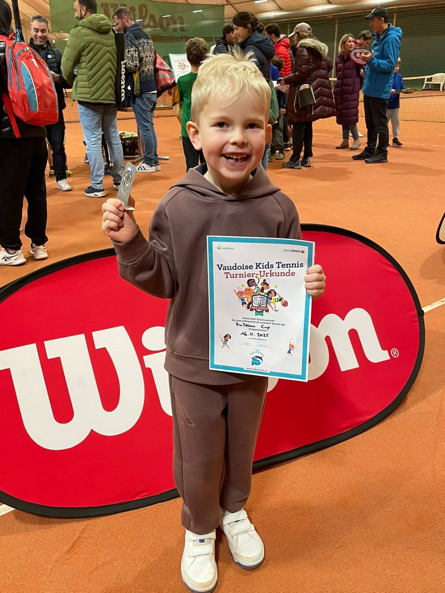 Another tournament, another big smile from Oliver 😄🎾
He jumped into his second event with confidence and an even better attitude than the first. It’s amazing to see how quickly he’s growing — not just in skills, but in joy for the game!
On to the next one, Oliver! 💙💪✨
#InsideOutTennis #TennisAcademyZurich #JuniorTennis #KidsTennis #FutureChamp #SwissTennis #TennisJourney #TennisProgress #ProudCoach #NextGenTennis #TennisSmile #LoveTheGame