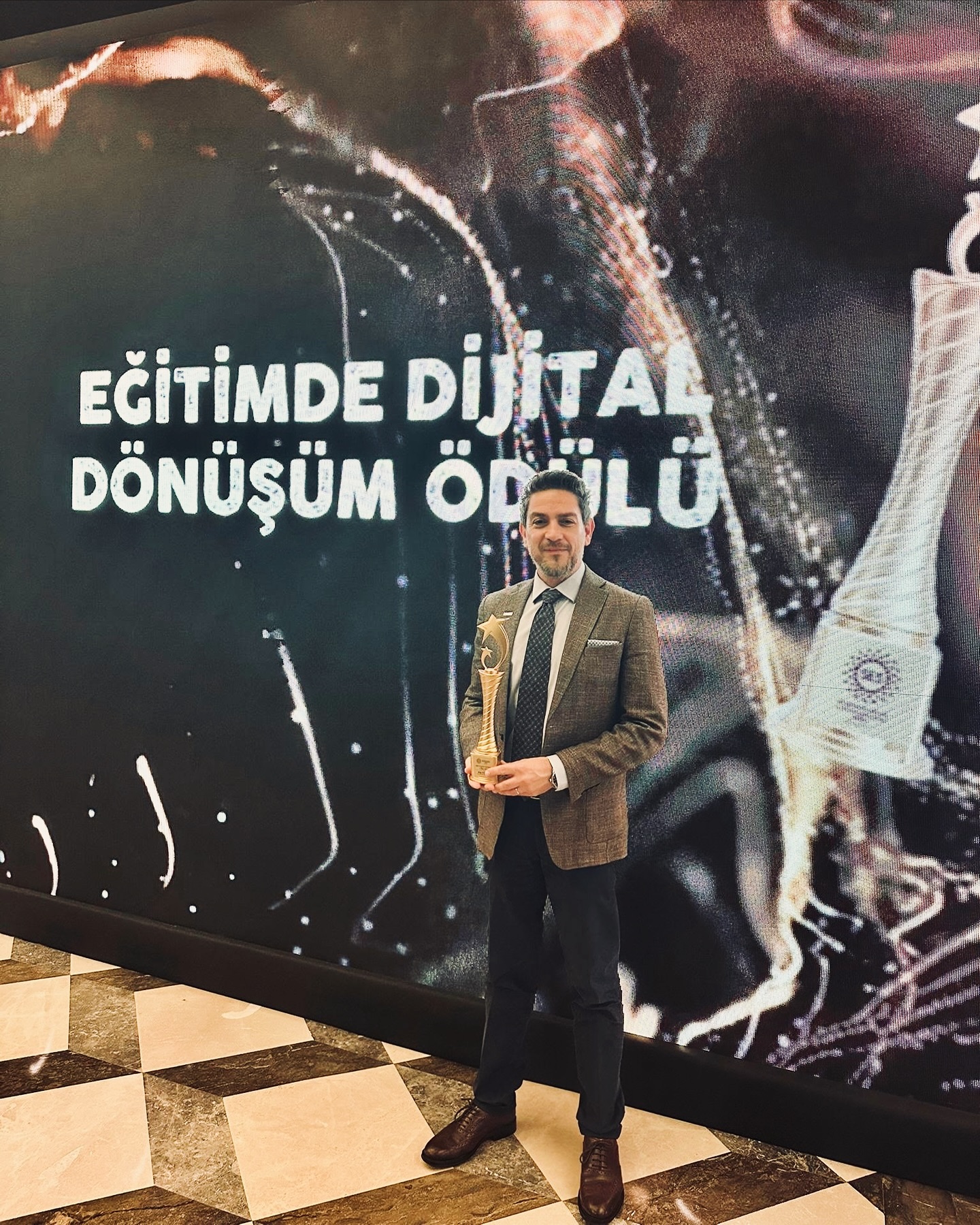 İyi Bir Eğitim Platformu tarafından düzenlenen 5. Sürdürülebilir Eğitim Sempozyumu kapsamında bu yıl ilk kez gerçekleşen SES Ödül Töreni’nde 🎉; eğitime, bilime, sanata ve insanlığa değer katan isimler ödüllendirildi.
20’den fazla jüri üyesinin değerlendirmeleri sonucunda farklı alanlarda çok kıymetli isimlerle birlikte “Eğitimde Dijital Dönüşüm Ödülü”ne 🏆 layık görülmekten büyük mutluluk duyuyorum!
Dijital eğitimi yaygınlaştırmaya ve eğitimde fırsat eşitliğini güçlendirmeye yönelik öncü çalışmaları teşvik eden bu ödülü, Khan Academy TR ve STFA Eğitim Vakfı adına gururla kabul ettim. 🙏
Bu anlamlı organizasyonu gerçekleştiren Sürdürülebilir Eğitim Sempozyumu ekibine ve titiz değerlendirmeleri için jüri üyelerine de ayrıca teşekkür ederim 🤝✨.
Bugün ülkemizde 27 milyona yakın insanın eğitim yolculuğuna katkı sağlayabilmiş olmanın gururu 🇹🇷; yarın çok daha fazlasına ulaşma heyecanıyla birleşiyor 🚀.
Bu ödülün ardında Sal Khan’ın ilham veren eğitim vizyonu 🌍, STFA’nın köklü sosyal sorumluluk kültürü 🤝, küçük ama sabah akşam demeden çalışan özverili bir ekip 💪 ve emeğini esirgemeyen binden fazla eğitim gönüllüsü 🙌 var.
Hepsine teşekkür borçluyum. Bu ödül hepimizin! ✨
@khanacademyturkce @surdurulebiliregitimsempozyumu
#ses2025 #sürdürülebilireğitimsempozyumu #sürdürülebilireğitim #ses #eğitim #ödül #dijitaldönüşüm #eğitimdedijitaldönüşüm #eğitimdegönüllülük #sürdürülebilirlik #okul #öğretmen #öğrenci #eğitimteknolojileri #edtech #onlineearning #onlineeducation #khanacademy #khanacademytürkçe #stfa #herşeyiöğrenebilirsin