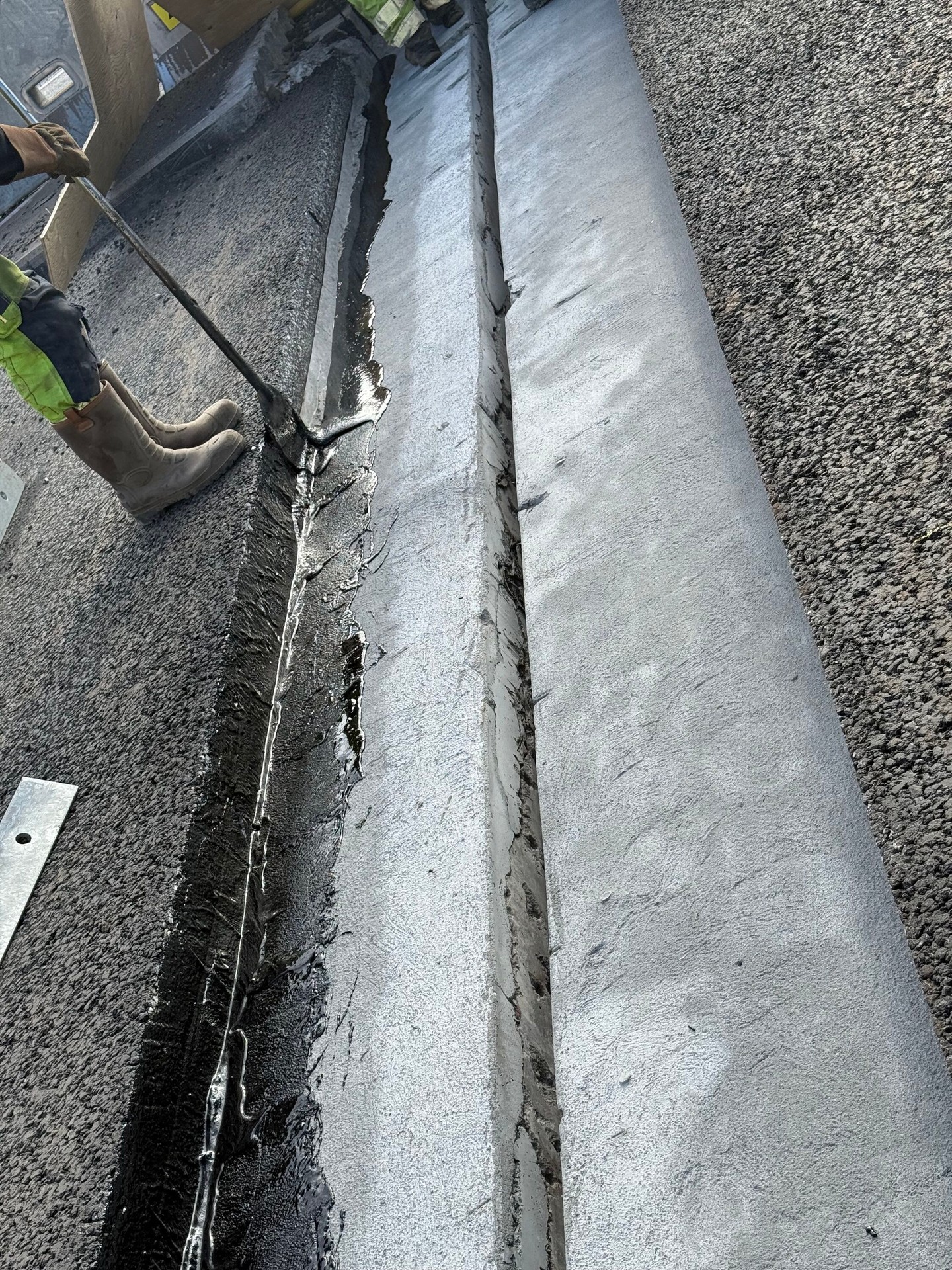 Under hösten fick vi på Brolänk chansen att göra något riktigt speciellt – tillsammans med våra grymma finska samarbetspartners 🇫🇮 monterade vi en Silent Joint 1000, den första i hela Sverige! 🇸🇪✨
Den här typen av fog är vardagsmat i Finland och många andra länder, men här hemma är den nästan som en enhörning 🦄 – man har hört talas om den, men sällan sett den. Tills nu!
Extra roligt var att vi dessutom fick besök från leverantören i Schweiz 🇨🇭 under montaget. Alltid trevligt när expertisen dyker upp, delar kunskap och gör en redan spännande installation ännu bättre 👷🏼🔧
Nu håller vi tummarna för att kontoret under bron äntligen får lite välförtjänt tystnad 🤫 och att fogen står pall i många, många år framöver 💪🏼
Det här projektet har varit både lärorikt, roligt och ett strålande exempel på hur bra saker kan bli när man kombinerar svensk nyfikenhet, finskt kunnande och schweizisk precision 🤝🏼🔥
Stort tack till alla som varit med och gjort detta möjligt!
Har du en övergångskonstruktion med mycket trafik som stör boende eller andra närliggande fastigheter under eller i närheten av bron, då kan detta vara lösningen! 🙌🏼
#brolänk #lujitusteknikkaoy #silentjoint #foglösning