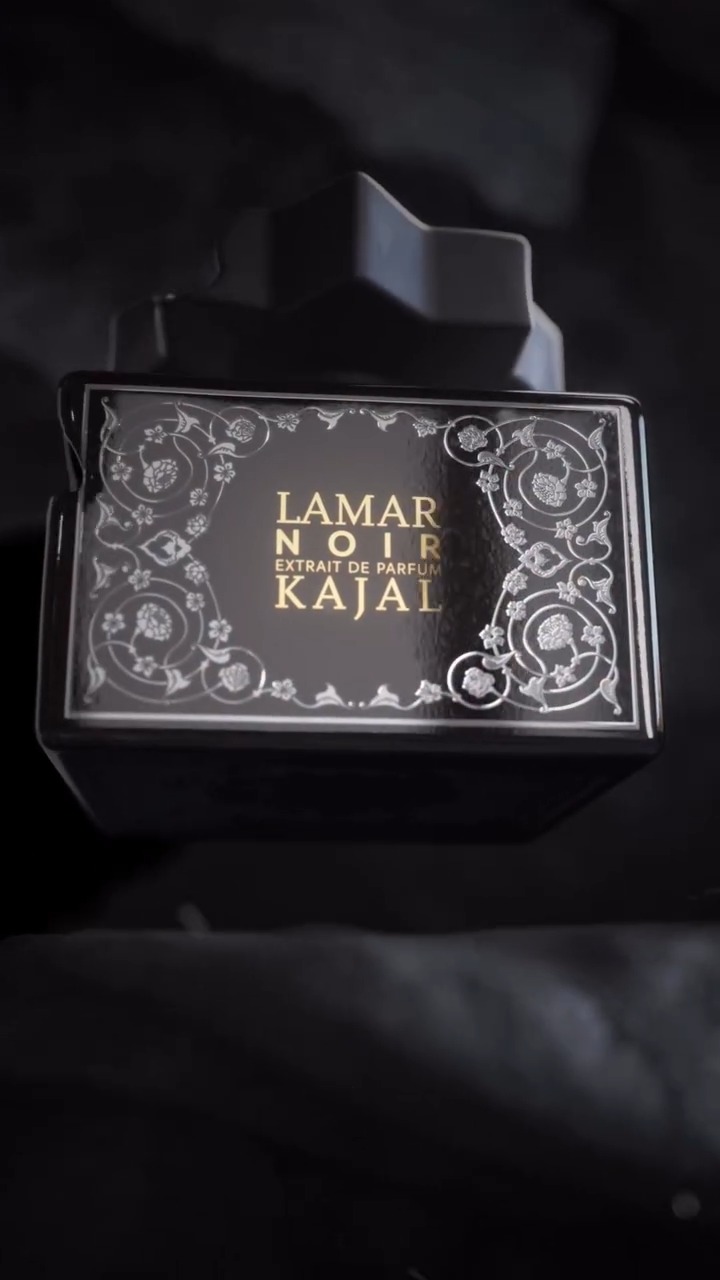 Lamar Noir di Kajal è un ESTRATTO unisex ispirato all’arte dell’introspezione, che ci aiuta ad affrontare le nostre paure più profonde, e ad indugiare nell’oscurità della notte. E se siamo abbastanza pazienti, potremo raggiungere l’incomparabile bagliore dorato dell’illuminazione che ci guida verso la serenità. Lamar Noir è il viaggio trasformativo dall’oscurità alla luce. Profumeria Lorenzi rivenditore ufficiale KAJAL PARFUM in boutique o online www.Profumerialorenzi.it
#profumerialorenzi #profumeriaartistica #profumeriadinicchia #profumeriamilano #bottegastorica #LamarNoirbyKajal #KajalPerfumes #niche #nicheperfume #nicheperfumes #nicheperfumelover #perfumes #kajalperfumes #luxuryparfumes #luxury #eaudeparfumes #fragrance #perfumecollection #fragrances #perfumelovers #perfumeaddict #scent #perfume #perfumes #parfumori #parfums #saffron #scents #profumo #profumi