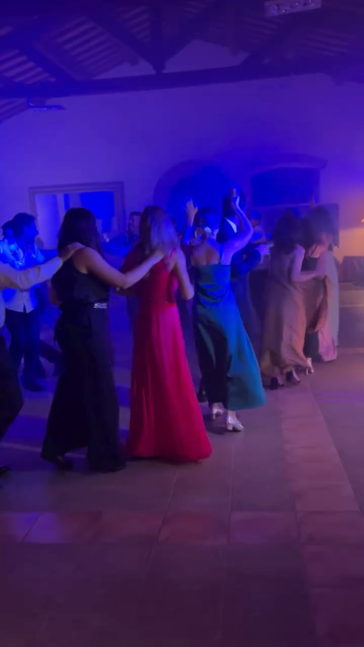 “Portami a ballare oppure altrove. 💃🪩”
In una suggestiva cornice come @antichescuderieodescalchi la magia della nostra musica non ha limiti. 🐎✨♥️
.
.
.
#musicplannerbystefanocapasso #antichescuderieodescalchi #weddinginrome #weddingbracciano #weddinginitaly #musicamatrimonio #weddingdj #weddingmusic #matrimonio #wedding