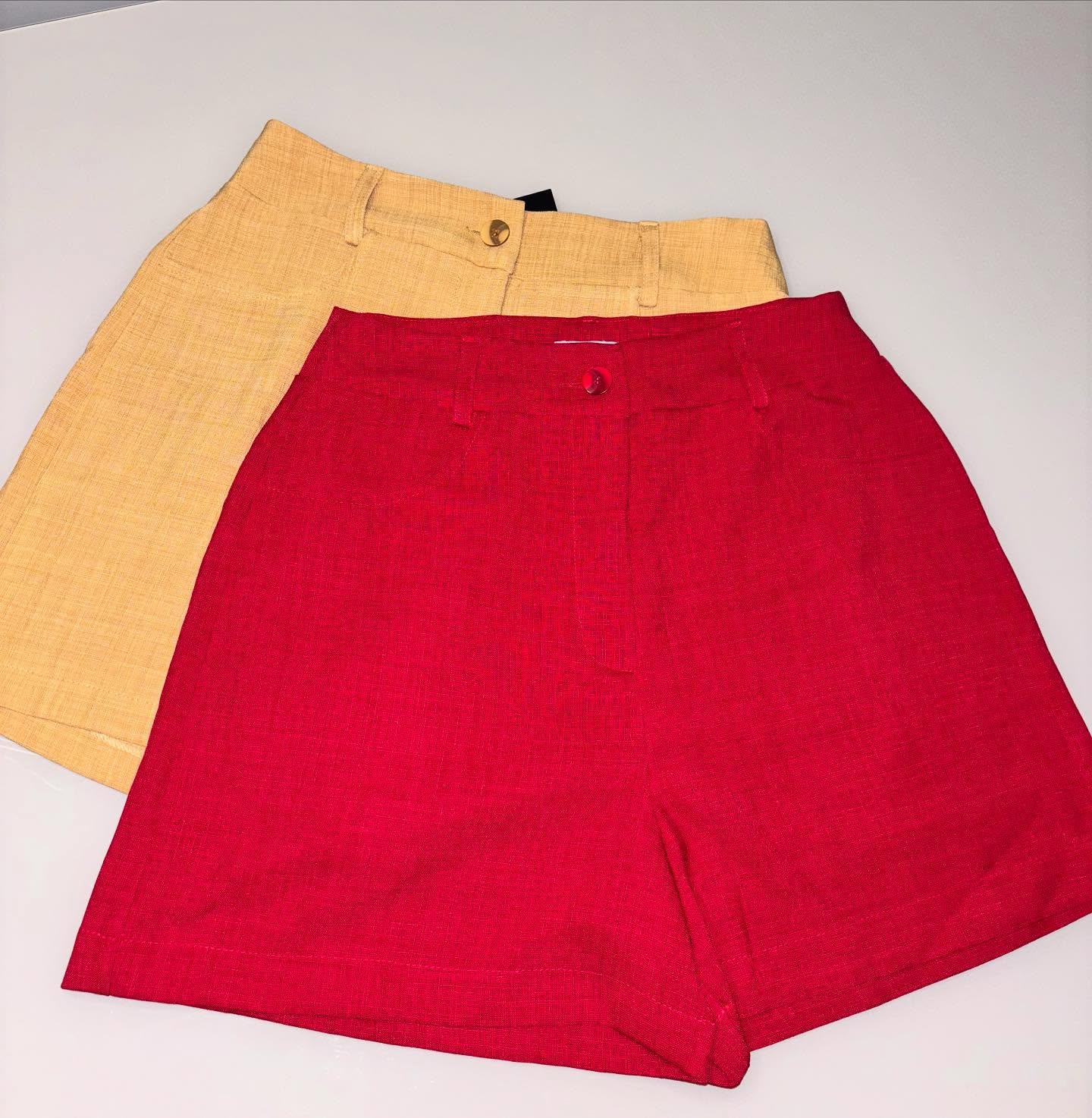 O short de alfaiataria é a peça-chave para composições elegantes e atemporais. Confeccionado em tecido plano de toque suave, ele combina a leveza da viscose com a estrutura do poliéster, garantindo caimento impecável e conforto durante todo o dia.
Por que é especial?
✅ Combina com looks casuais, sociais e de verão
✅ Ideal para quem busca elegância e conforto no dia a dia
✅ Peça coringa para montar produções mais sofisticadas e harmônicas
Por: R$100,00