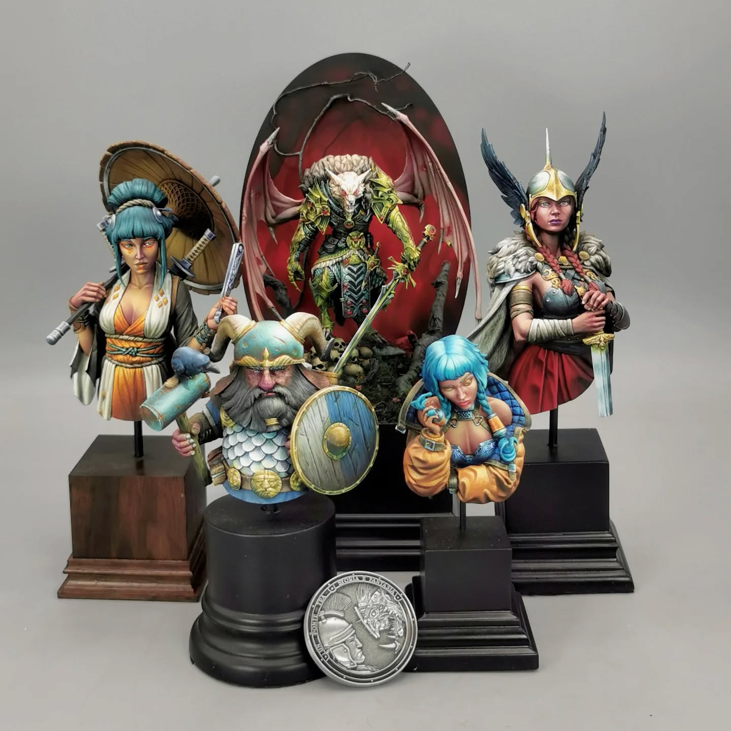 Voilà !
Monte San Savino 2025 c'est terminé !
Encore une fois, un magnifique weekend passé avec les copains de Grenoble mais également toutes les autres personnes d'Internet que je connaissais déjà ainsi que les nouvelles rencontres 🤓
Il y avait cette année encore, de magnifiques pièces dans toutes les catégories du concours.
Le niveau technique était tout aussi haut que la créativité des artistes ! 🤟🏻
Pour ma part je n'ai présenté qu'en Fantasy Master Painting et je reviens avec une médaille d'argent ! 🤯🤯
L'équipe du #kartelgrenoblois revient elle aussi les poches pleines !
Félicitations aux copains 🥳
@poisson9813
@shadesofbreeze
@minimorph.sculpts
Que dire de plus que : " Vivement Monte 2026 !! " 🥳
#montesansavinoshow
#montesansavinoshow2025
#painting #miniatureart
#MiniaturePainting
#monte_san_savino #paintingcontest