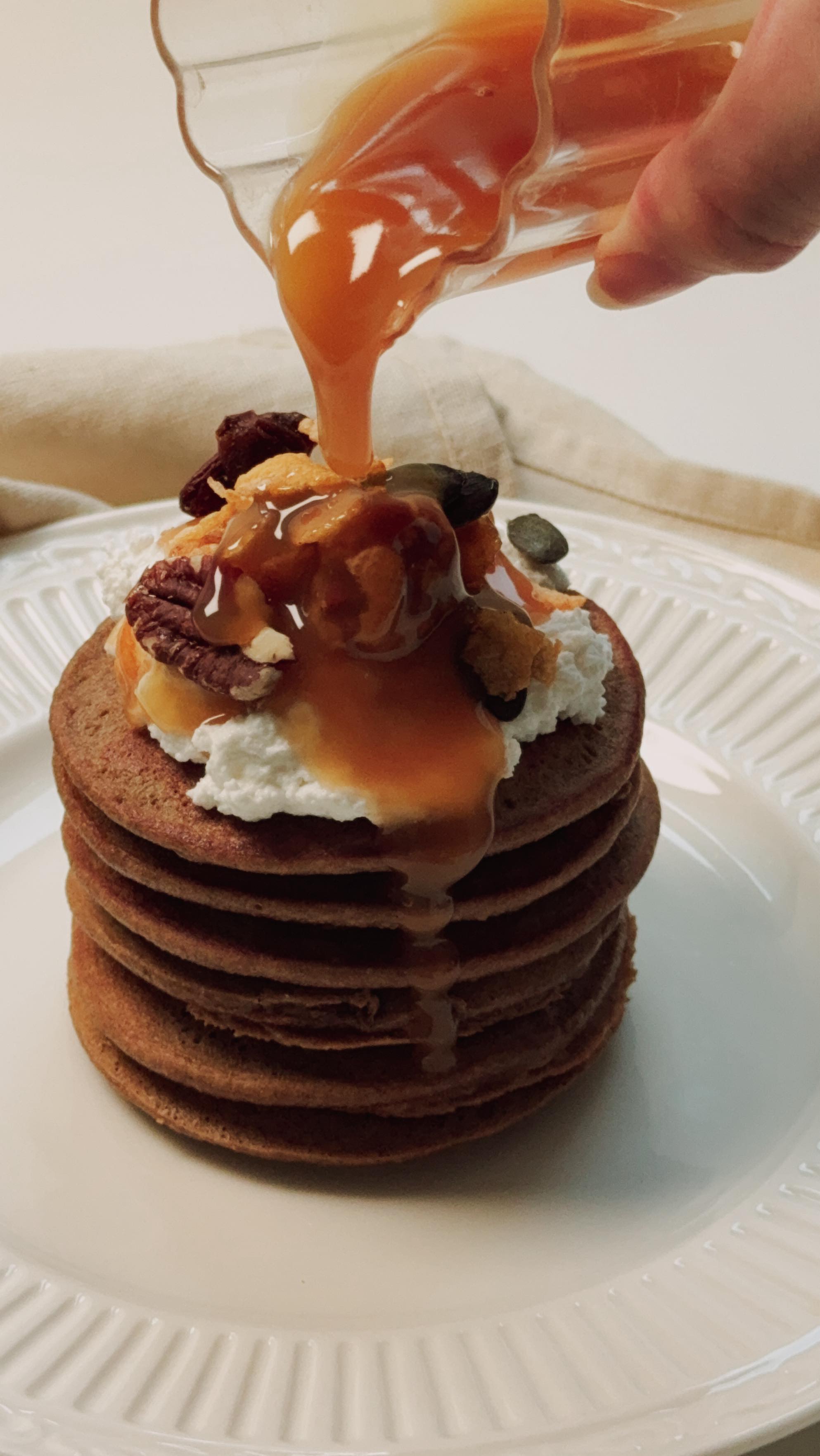 PANCAKES SAVEUR EXPRESSO & CARAMEL ☕🥞🍯🔥
Savoure nos pancakes espresso caramel, faciles à préparer et délicieusement parfumés, pour un petit-déjeuner/ snack gourmand et réconfortant.
INGRÉDIENTS:
85 g de banane écrasée
2 œufs
1 c. à café de café instantané
40 g d’avoine sans gluten
1 c. à café de levure chimique
1 c. à soupe de sucre
25 ml de lait végétal
PRÉPARATiON:
- Mettre tous les ingrédients dans un blender et mixer jusqu’à obtenir une pâte lisse.
- Cuire à feu moyen jusqu’à ce que des bulles apparaissent à la surface, puis retourner et cuire encore 30 secondes.
GARNITURES : yaourt (yaourt grec ou yaourt de coco), @lesgranolasdejenny , sauce caramel faite maison.
#lesgranolasdejenny #pancake #recettefacile #healthy #sansgluten #glutenfree #glutenfrei #granola #swissmade #local #switzerland #suisse #artisanal #caramel #coffee #easyrecipeideas