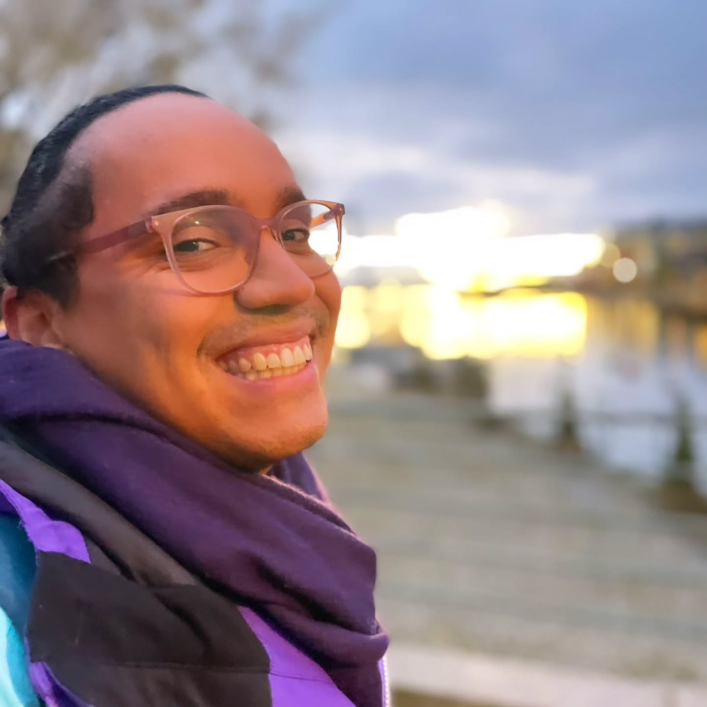 November can feel like the toughest month of the year, but it doesn’t have to be scary. Our brains are like muscles: they need gentle exercise, and the best exercise is giving ourselves kind, healthy thoughts. At this time of year, I try to slow down, put myself first, and keep wonderful people close. I hope you’re doing okay and staying away from anything that makes your mind feel heavy. Remember to drink water, stay warm, and be kind with yourself.
Regards from everyone's mother ❤️🩹💋
📸 (1) @aggity