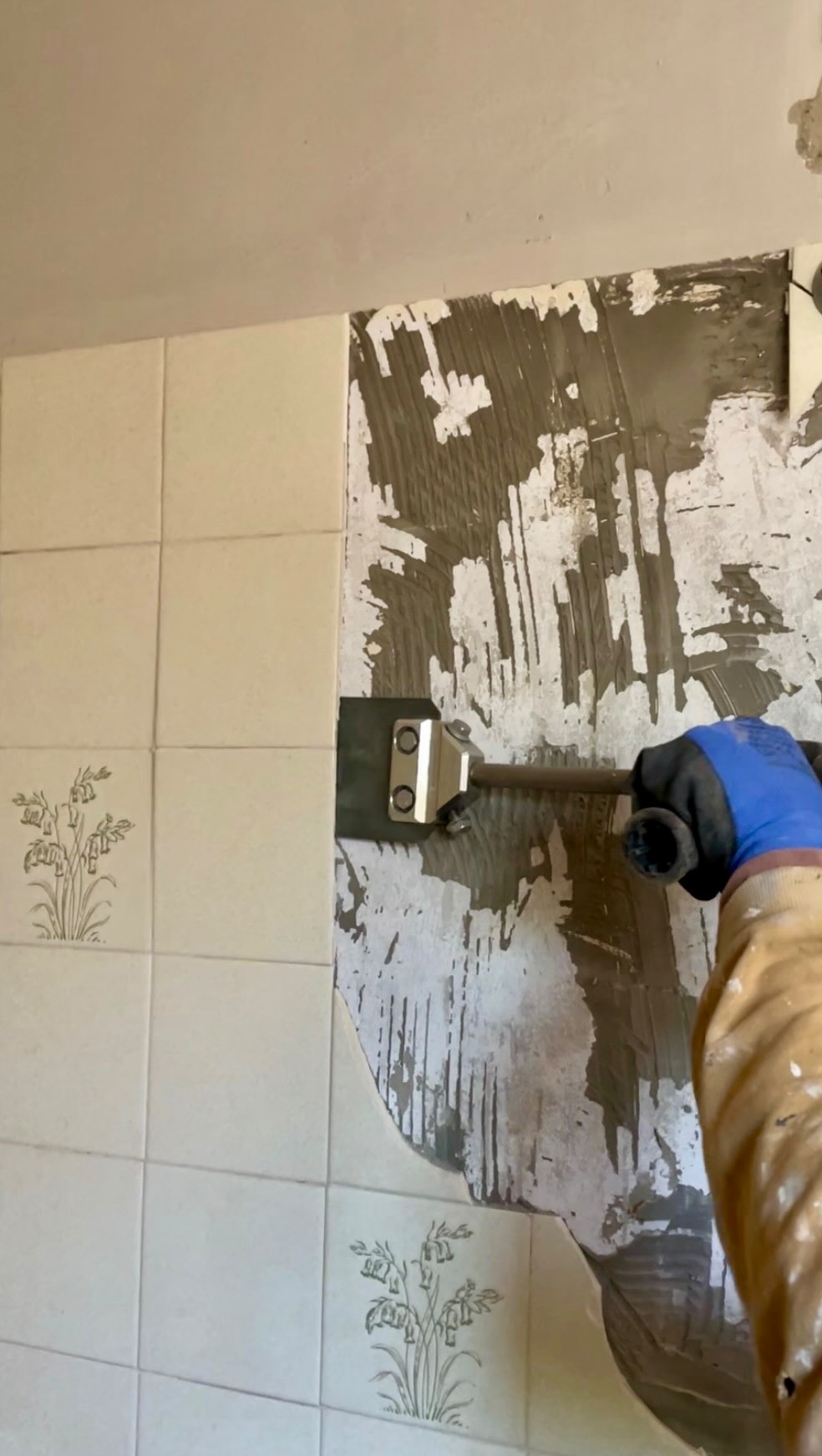 Need to remove tiles fast - on floors & walls? ⛏️👷♂️
We Lift Solutions has got you covered with the SDS Tile Smasher. Making light work of tough removal jobs.
✅ Fits SDS Max & Rotary breakers weighing up to 10kg
✅ Perfect for both horizontal & vertical tasks like removing tiles or thinset.
✅ Built tough for contractors who don’t waste time
🔗 Get yours today @we_lift_solutions visit our link in bio