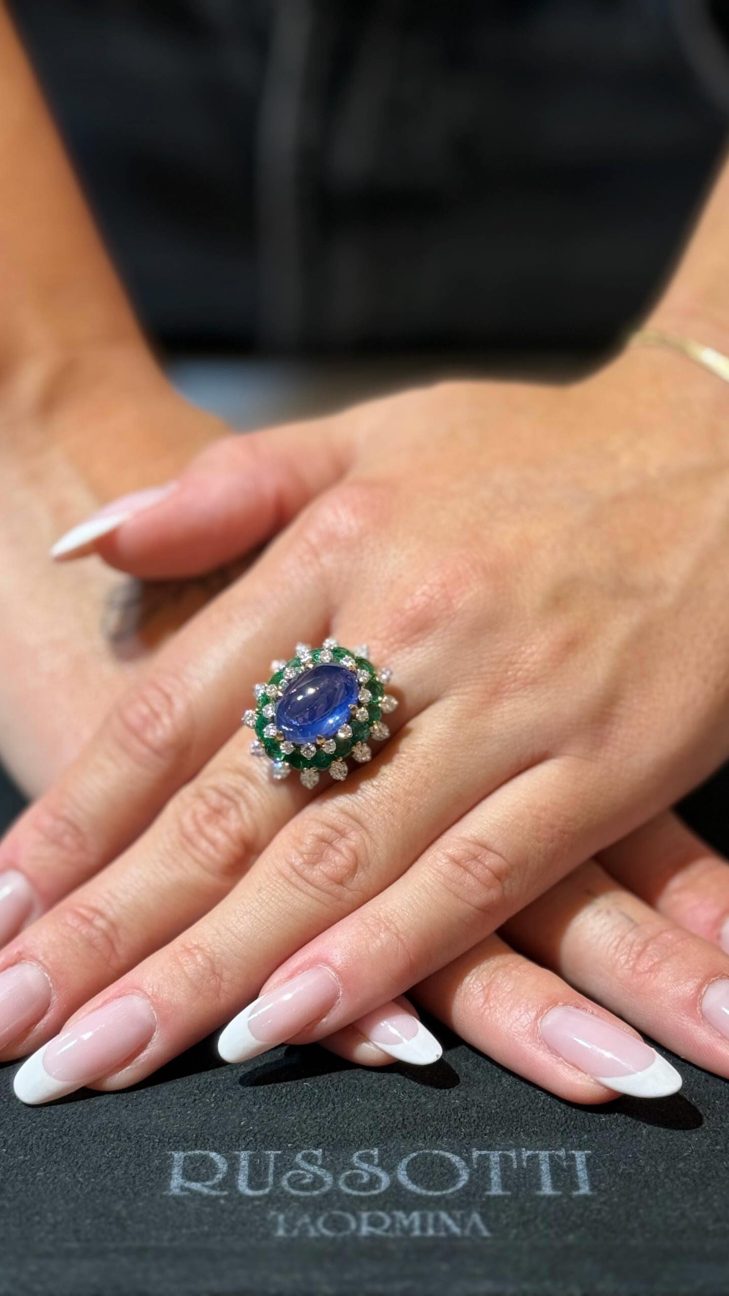A stunning vintage piece signed bulgari from ‘80, featuring a central cabochon sapphire, elegantly framed by vibrant emeralds and sparkling diamonds.
#russottijewelry #russottitaormina #jewelry #jewels #jewelryaddict #jewelrydesign #jewellery #jewelrydesign #jewellery #taormina #jewelrygram