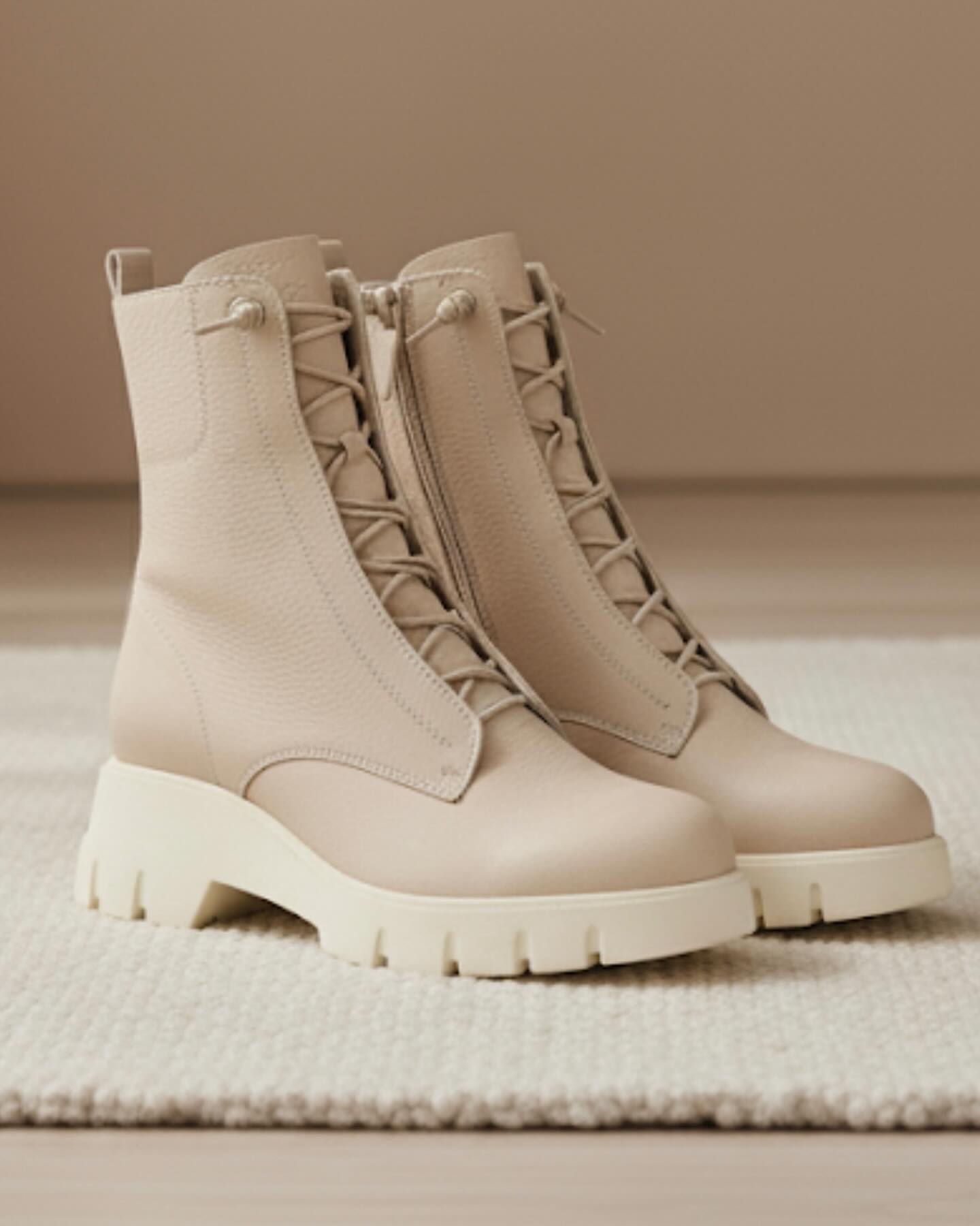 Neue Paul Green Stiefeletten bei Kampa Schuhe Freising
Mit diesen modischen Schnürstiefeletten von Paul Green wird jeder Schritt zum Ausdruck Ihres persönlichen Stils. Das cleane Design aus hochwertigem Leder mit verdeckter Schnürung verleiht Ihrem Outfit eine dezente, aber dennoch besondere Note. Das weiche Innenfutter sorgt für Wohlgefühl, die robuste Sohle bietet stylischen und sicheren Laufkomfort.
Ein perfekter Begleiter für die kälteren Tage – vielseitig kombinierbar und wunderbar bequem.
Komm vorbei und probiere sie an – oder entdecke sie in unserem Online-Shop. 💛
#KampaSchuhe #PaulGreen #Freising #PaulGreenStiefeletten #Damenstiefeletten #Lederstiefeletten #Schnürstiefeletten #Wintermode #SchuhgeschäftFreising #HerbstWinterKollektion #Schuhliebe #MadeInEurope #StiefelettenTrend