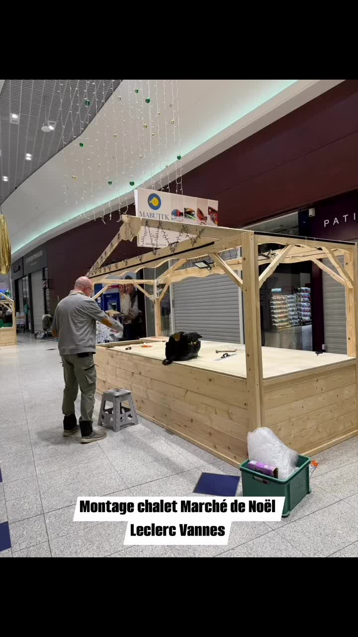 Ouverture le 14 novembre à bientôt. #recyclage #chutesdecuir #marchedenoel #leclercvannes #horlogedesmarées #mabutik