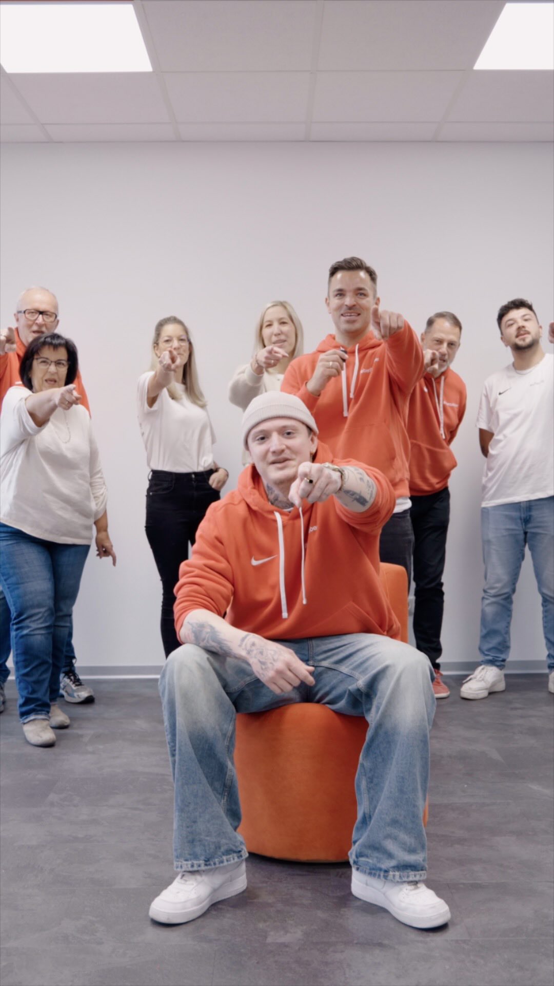 Unser Azubi Leon wird getestet ✌️
Wie gut kennt er wohl einen Teil unseres Teams?? 🤔Seid gespannt ..
Bissl Luft nach Ooooben gibt es noch 😂
#fahrschulemitstyle #azubilife #fahrschulelife #premiumfahrschule #realdrivingskills #fahrschulebieber #führerscheintipps #fahrschulcontent #realfahrschule #fahrschuleaschaffenburg #fahrschule #aschaffenburg #goldbach #waldaschaff #führerschein #motorrad #roller #auto #b197 #autoführerschein #motorradführerschein #rollerführerschein #anhängerführerschein #premiumfahrschule #hösbach #b96 #bestefahrschule #lieberzubieber #trend #b196