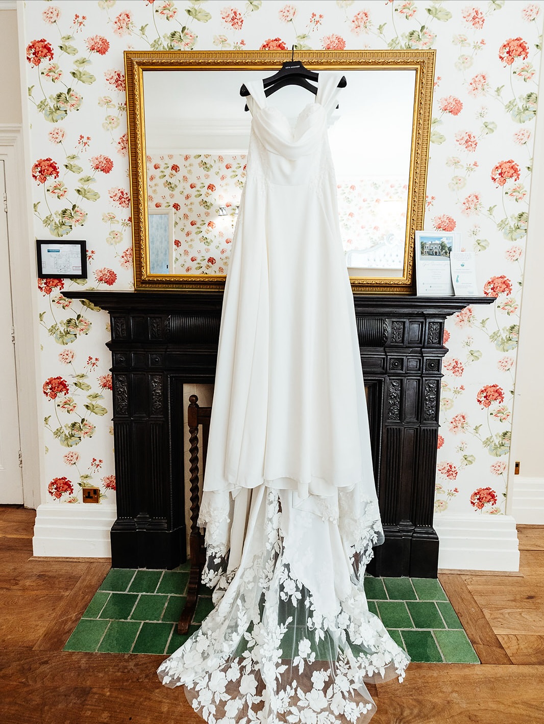 Our beautiful Julianna dress captured so beautifully in the morning sun. This is your reminder brides to make sure you have your beautiful dress hanging somewhere in the light on your wedding day ready for your photographer to work their magic 🤍xx
@two_d_photography @woodland_manor_hotel @nouveau_events_and_weddings @justinalexander
