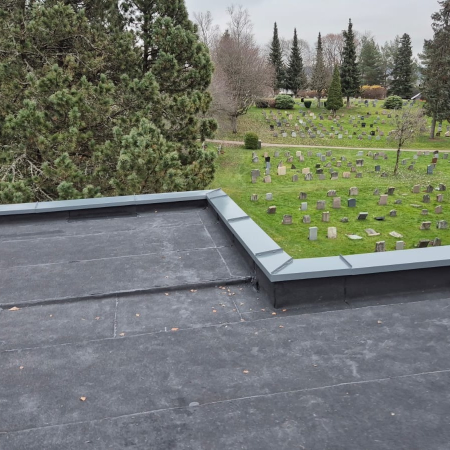 Vi ble kontaktet av en kunde som hadde fått vannlekkasje på et flatt tak – en skade vi dessverre ser ofte.
Flate tak er særlig utsatt for lekkasjer når detaljer, fall, overgangspunkter eller løsninger ikke er utført riktig. Over tid kan små svakheter føre til store følgeskader 💧
Her har vi kartlagt skadene, utbedret årsaken og byttet nødvendige deler av takkonstruksjonen og tekking. Riktig utført arbeid og gode materialer er avgjørende for å unngå slike lekkasjer. Nå står kunden igjen med et tett og trygt tak som tåler både vær og belastning 💪
Har du mistanke om lekkasje, fukt eller problemer med flatt tak, så kan Ymro bistå med både vurdering og utbedring. Riktig tiltak tidlig kan spare mye.
#Ymro #takarbeid #flateTak #vannlekkasje #bygg #entreprenør #rehabilitering #norskbygg #håndverk #prosjekt #vedlikehold #taktekking #tettetak #oppussing #kvalitet #totalentreprenør #fagkunnskap #byggebransjen #fornyelse #boligvedlikehold #byggfag #takfornying