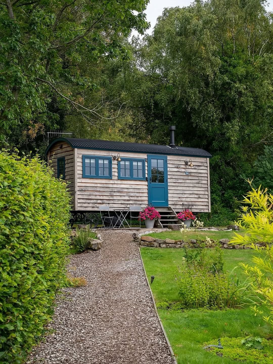 Fancy a night away in our Stag Shepherd’s Hut? Perfectly tucked in a quiet spot with parkland views, ideal for wildlife watching.
We’re giving you the perfect excuse to escape to the Peak District and unwind in cosy comfort with a king-size bed, kitchen, and private patio with fire pit.
Book a stay between 5th Jan – 30th Mar 2026 and enjoy a free night on us!
Use code 3FOR2 for weekends or 4FOR3 for Mon–Fri stays.
Because a little extra time to relax is always a good idea.
Link in bio.
First image - @greendownshepherdhuts
@chatsworth_escapes
#heathylea #visitpeakdistrict #staycation