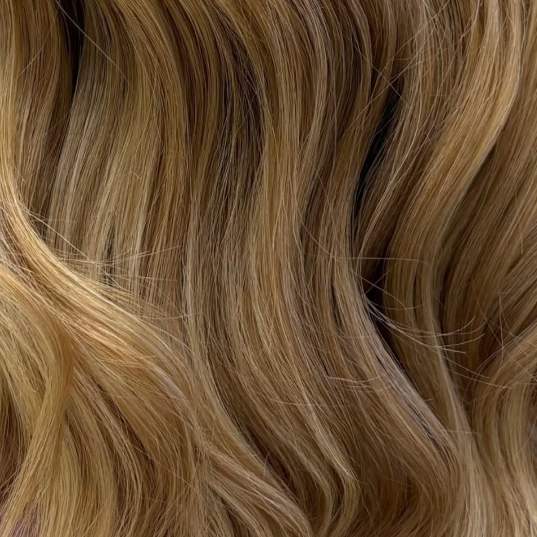 ✨OGNI COLORE HA LA SUA LUCE, OGNI TONALIZZAZIONE IL SUO PERCHÈ.
Che siano biondi freddi, castani caldi o riflessi ramati, tonalizzare non significa solo “correggere”,
ma valorizzare il colore, prolungarne la durata, migliorare la texture e dare brillantezza e uniformità a ogni chioma.
Tonalizzare dopo una schiaritura è fondamentale per:
✔️ Neutralizzare riflessi indesiderati
✔️ Esaltare il tono scelto
✔️ Proteggere il capello con pigmenti delicati
✔️ Sigillare le cuticole per una chioma più morbida e luminosa
Non solo sui biondi: anche i castani, i ramati o i cioccolati profondi beneficiano di un tonalizzante ben studiato, che dona intensità, corpo e profondità.
Tutto questo rispettando la salute dei capelli con formule a pH acido, che agiscono come trattamenti di bellezza leviganti.
📸 Scorri le foto e scopri come ogni colore prende vita con la tonalizzazione giusta.
#tonalizzazionepersonalizzata #ᴄᴏʟᴏʀᴄᴀʀᴇ #hairglow #tonalizzarepervalorizzare #CapelliLuminosi #PHAcido #ColorNonColor #ProfessioneParrucchiere #healthyhaircolor #riflessiperfetti #tricovitaparrucchieri #parrucchierecastelleone