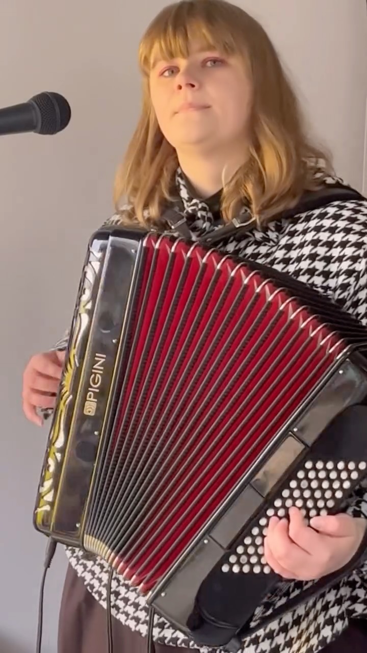 Music & Makers really delivered.
Haslingden Market was full of energy all day with live music drifting across the stalls, artists chatting to people about their work, and that proper Rossendale buzz you only get when the community shows up.
From ukes, loops and vocals (you’re listening to @bekjones_ now!), to the makers who brought colour, clay, prints, photos, and so much personality… it all came together perfectly. A big thank you to everyone who played, created, cooked, poured, organised, and came along.
This is what the Valley does best.
Want to know who performed and exhibited? They’re here:
Musicians:
Ukes of Hazzy
@bekjones_ (now playing😉)
@ellenbethabdi
@nicoharmonyofficial
@heatherferriermusic
Makers:
@marjanwoudasculpture
@buttery_art_studio
@valleyofstoneceramics
@larosecarmine
@paintkitchenworkshop
Give ‘em a follow. 👍✨