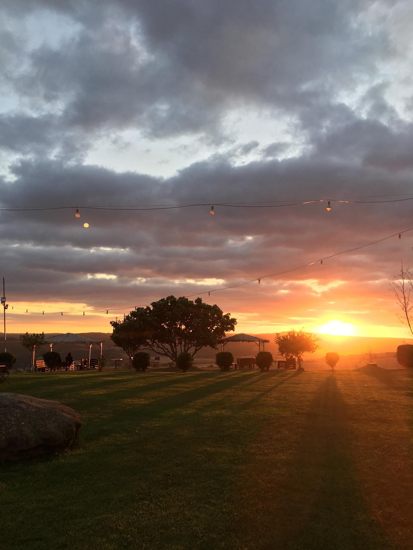 Filtresiz günbatımı 🌅 #bağevleri #barbarebaglari #bagevi #barbare #doğa #şarapevi #bağevi #huzur #butikotel #seyahat #kaçamak #üzüm #trakya#bağrotasi #trakyabagrotasi