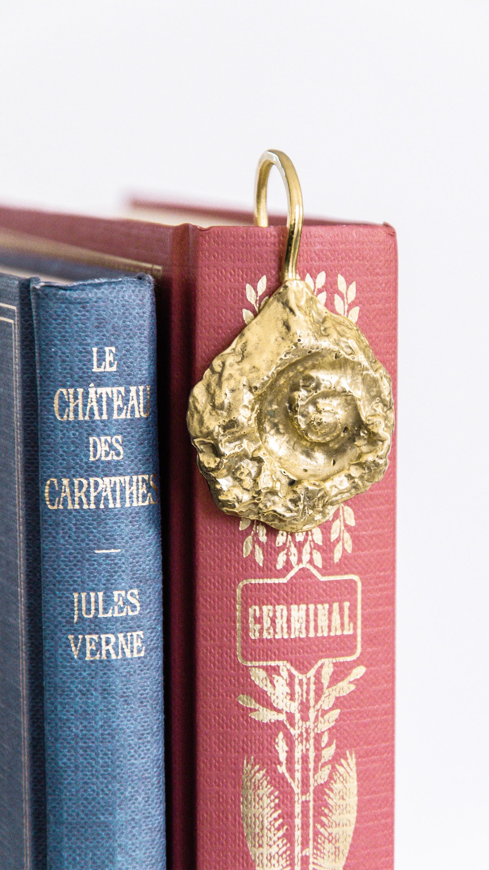 ✨ Il y a des empreintes qu’on garde dans un livre…
Mais celle-ci, je l’ai coulée dans le laiton.
Un marque-page né d’un fossile d’ammonite, façonné à la main dans l’atelier.
Pour ceux qui aiment les histoires qui laissent une trace. 📖
— Pas un accessoire.
— Un fragment du monde, glissé entre les pages.
✨ Dites-moi en commentaire : vous aimeriez voir naître une collection entière de ces fragments ?
Atelier Forma Prima
#FormaPrima #MarquePage #Artisanat #BijouPoétique #Laiton #Empreinte #Ammonite #ObjetsTrouvés #ArtOfNoticing #SlowDesign #Atelier #Fossile #SavoirFaire #CréationUnique #PoésieBrute #DesignFrançais