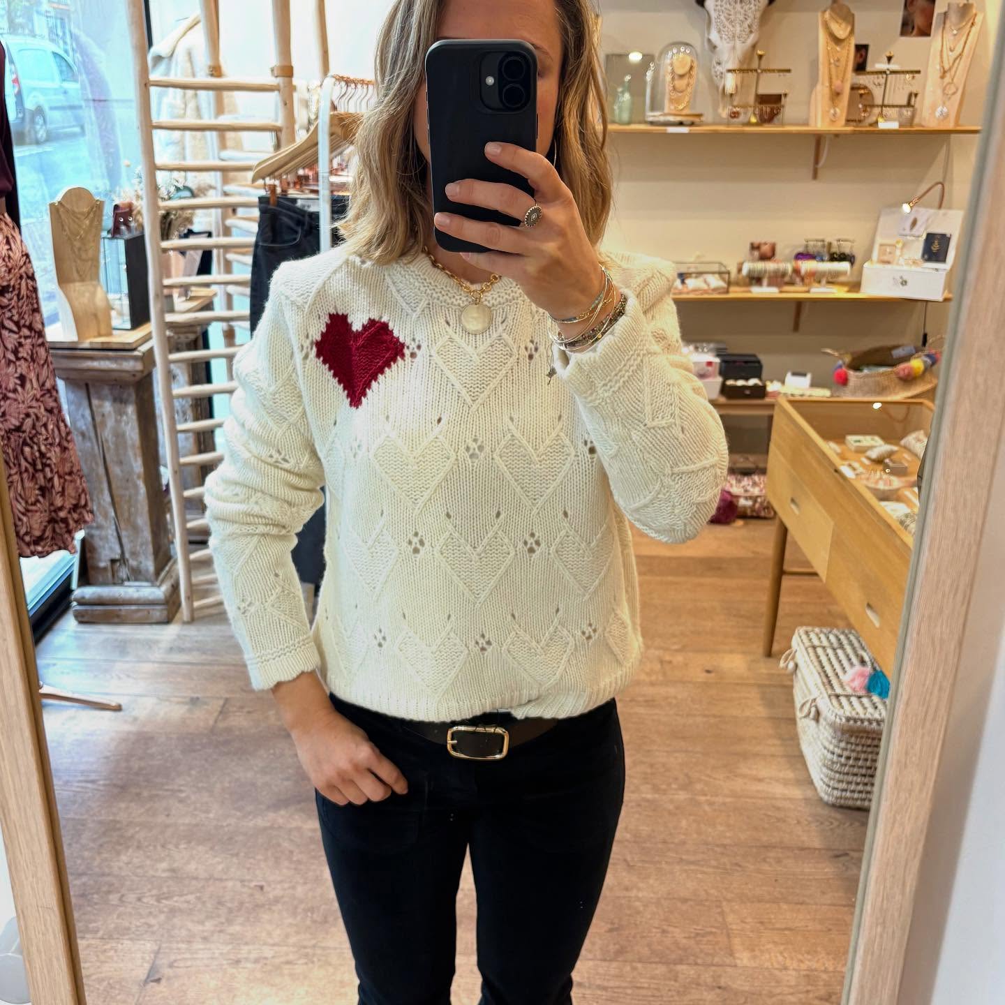 Pull ❤️ 100% laine écru avec son joli cœur sur la poitrine, 115€ - dernières pièces dispos - Disponible sur l’eshop ou en boutique #pulllaine #pullcoeur #look #lookinspiracao #lookdujour #lookoftoday #lookhiver #lookfashion #filledavril #filledavrilboutique