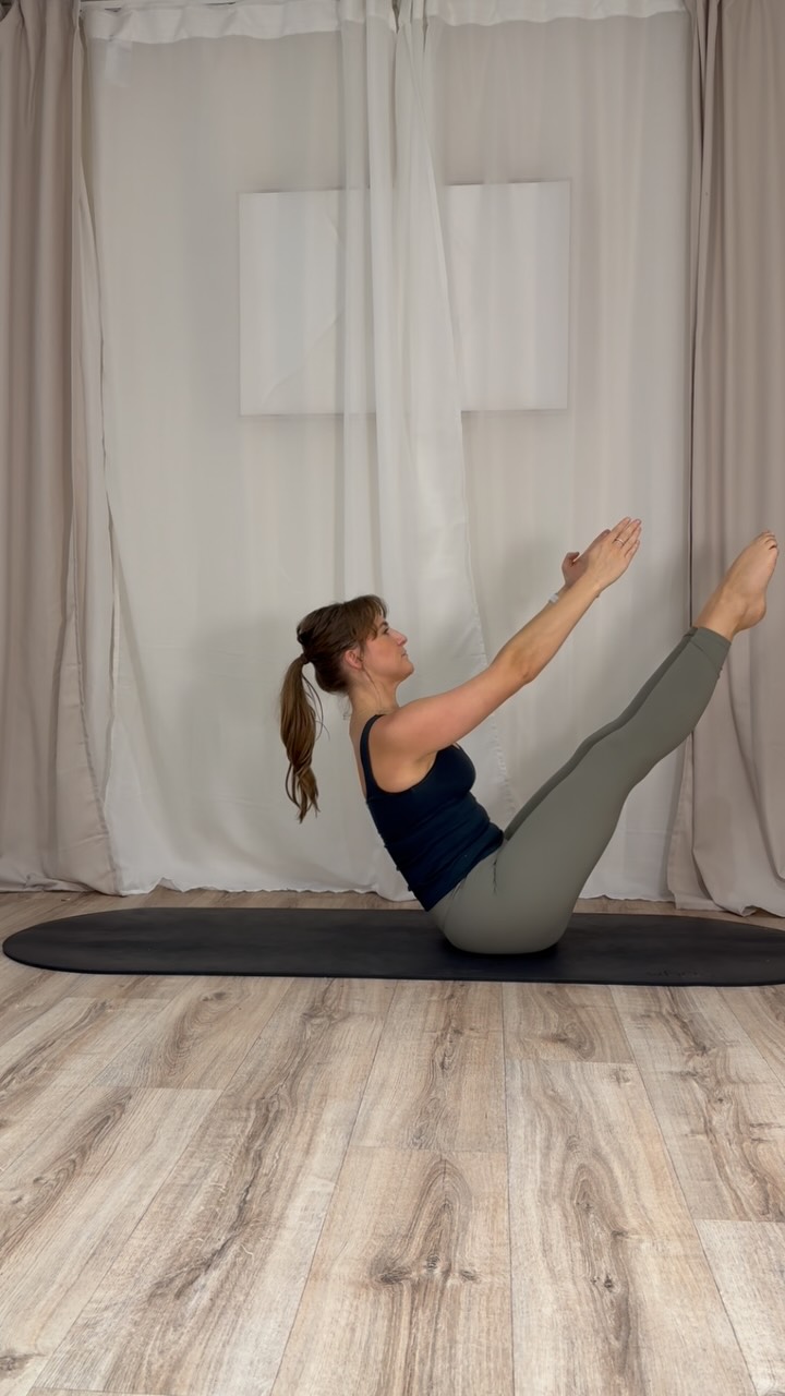 control, concentration, precision, flow; classical Pilates ILY 😚🫶🏻✨ (catch me cheeeesin at the end 😃)
~ roll over
~ teaser
~ open leg rocker
3 of my faaaaaaaav classic exercises sewn together for a slow, spicy, stretchy flow 🙆🏼♀️