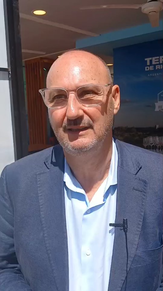 Hoy se entregó la Copa Termas al ganador del partido La Dofina 2 que derrotó a la Hache Cria por 18 a 8 y el encargado de la Secretaria de representación del Gobierno de Santiago del Estero @bernardoabruzzese nos contó el apoyo de la provincia al Polo.
#siemprepolo
#somospolo
#veniaverpolo
#vivielpolo
#sentielpolo
#revistapololive
#triplecorona2025
📽 @gerezpadilla