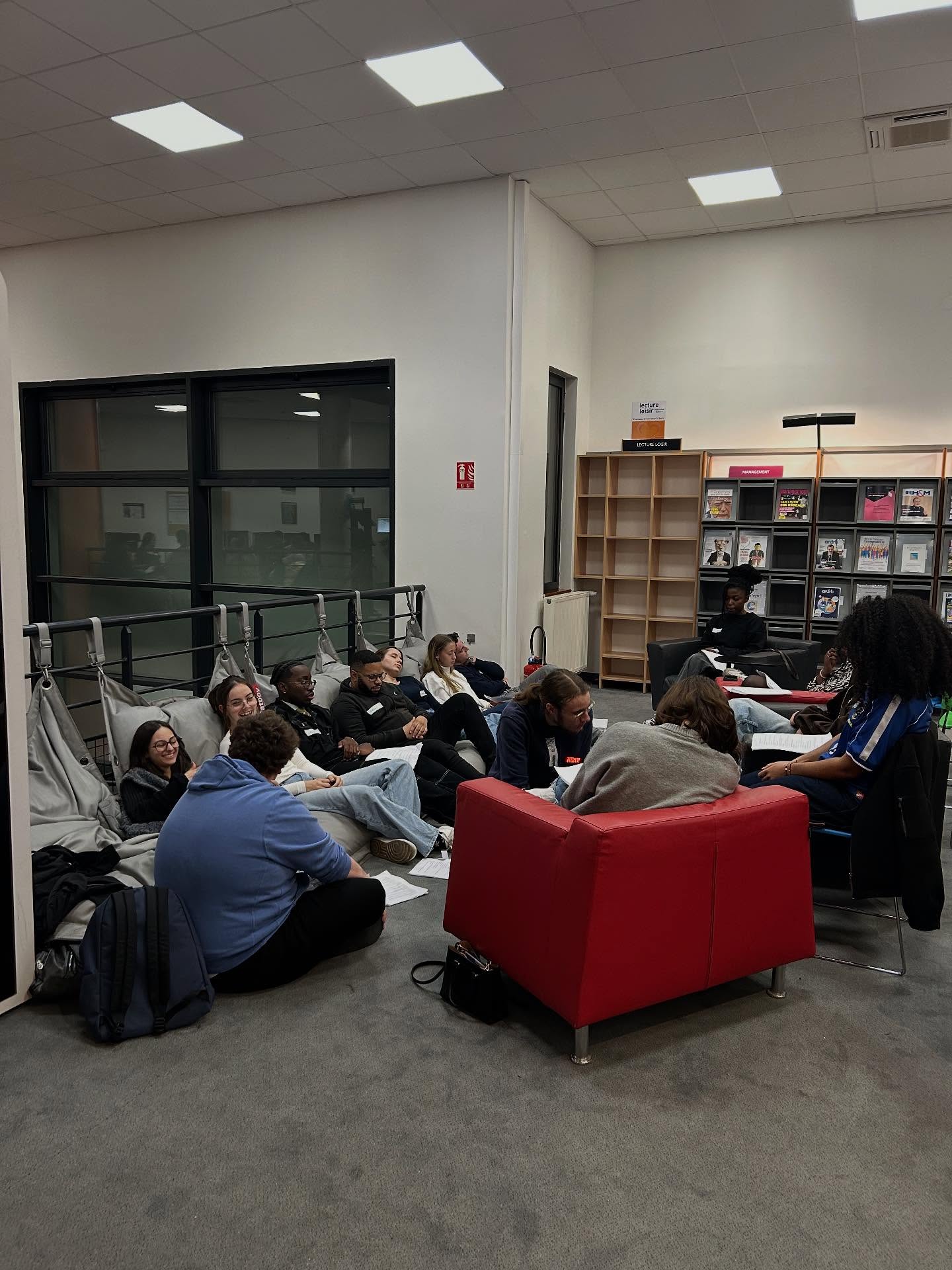 Soirée loups-garous 🐺
Le 6 novembre dernier, nos étudiants ont sorti leurs cartes pour une soirée Loups-Garous animée par @brain.academy.lyon !
Entre deux parts de pizza 🍕 plus de 60 joueurs ont tenu jusqu’à minuit pour sauver (ou pas) leur village en ce soir de pleine lune 🌕