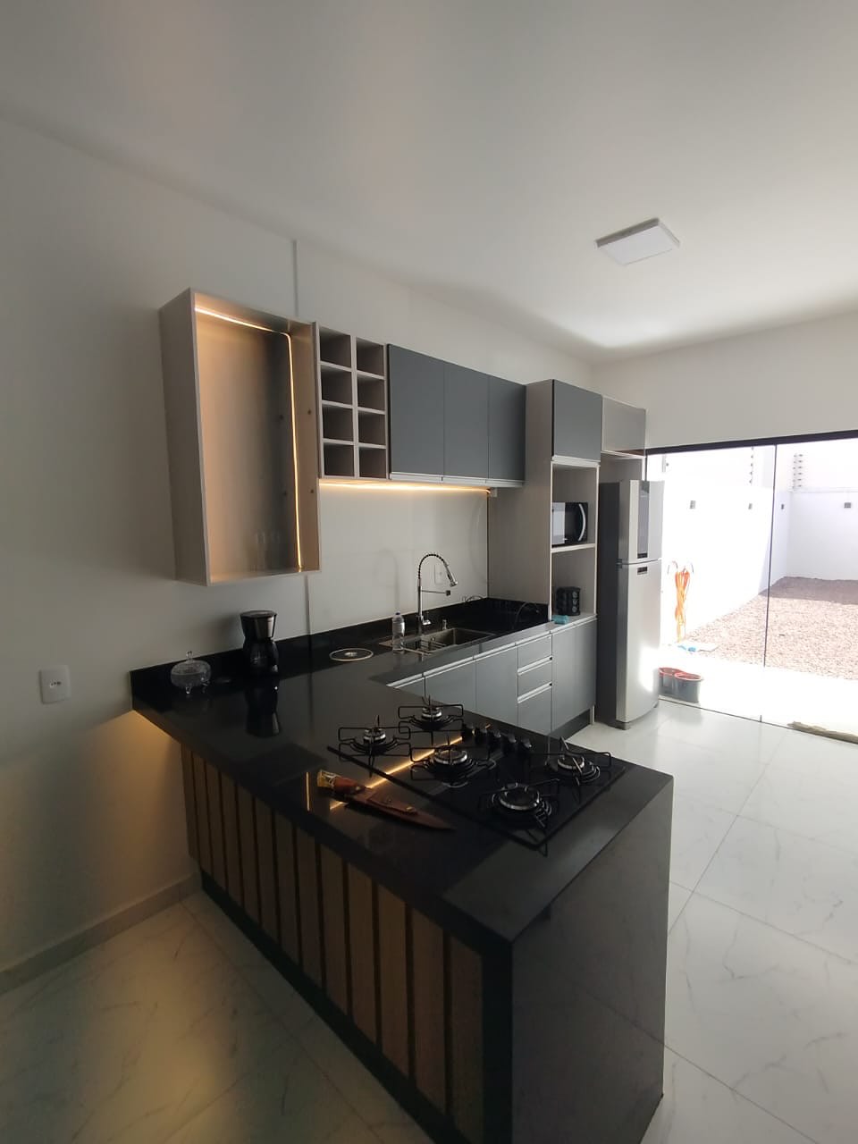 Explore a excelência em cozinhas moduladas que dão a impressão de serem sob medida, onde cada aspecto é cuidadosamente elaborado para proporcionar modernidade e elegância. Na Universo Móveis, você encontrará alternativas que combinam um design atual com praticidade, criando um ambiente distinto e agradável. Venha visitar e encantar-se com nossas propostas!