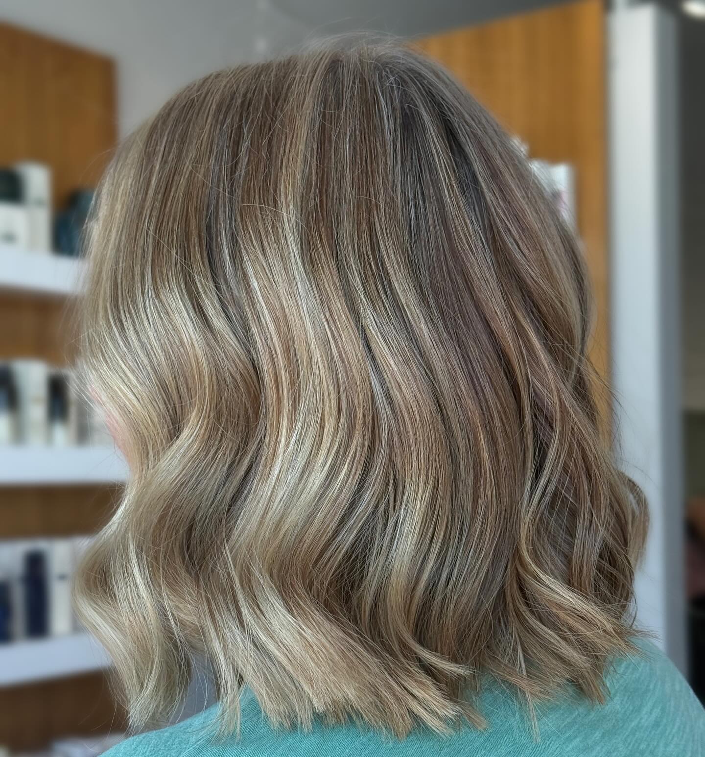 ✨Effortless. Chic. Completely you. ✨
This lived-in lob is the perfect mix of low-maintenance and high style : soft dimension, seamless grow-out, and that “I woke up like this” energy we all crave. 😍
Whether you’re ready to refresh your color, lighten things up, or finally take the plunge into the perfect length… this is your sign.
💫 Tap the link in bio to reserve your transformation, your effortless hair era starts now.
💖 Created by hair artist Breanne
#yqr #yqrhair #yqrhairstylist #yqrhairsalon