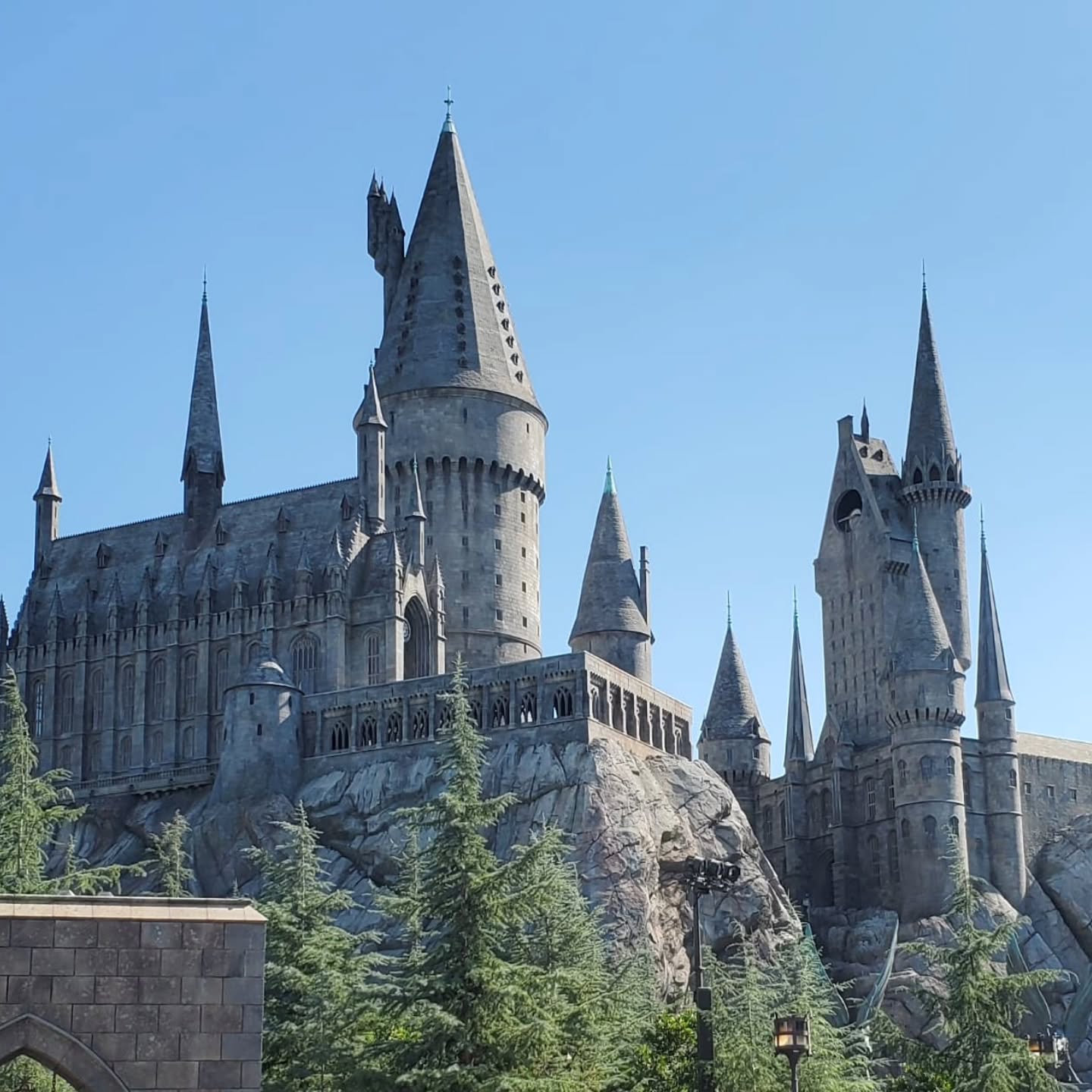 I get terrified by heights, so the Harry Potter ride at Universal is actually weirdly perfect for me. It's so freaking cool ... gotta give kudos to the artists, designers, engineers, and builders who brought this into existence (and only them - IYKYK)