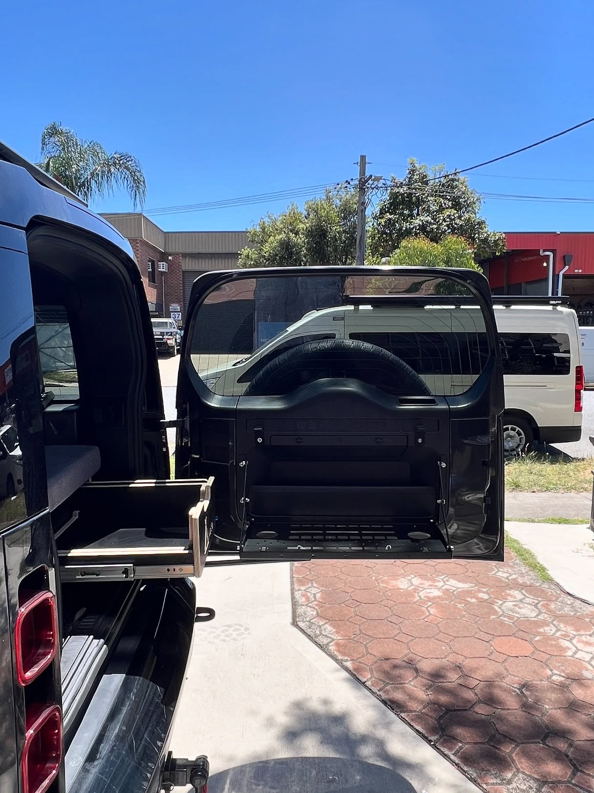 Land Rover Defender 5 Seater β
Custom Slim Camperbox 900
Split bed
Access to Top Load 45l @dometic
Access to @ontap.products
#kataDefender #landroverdefender110