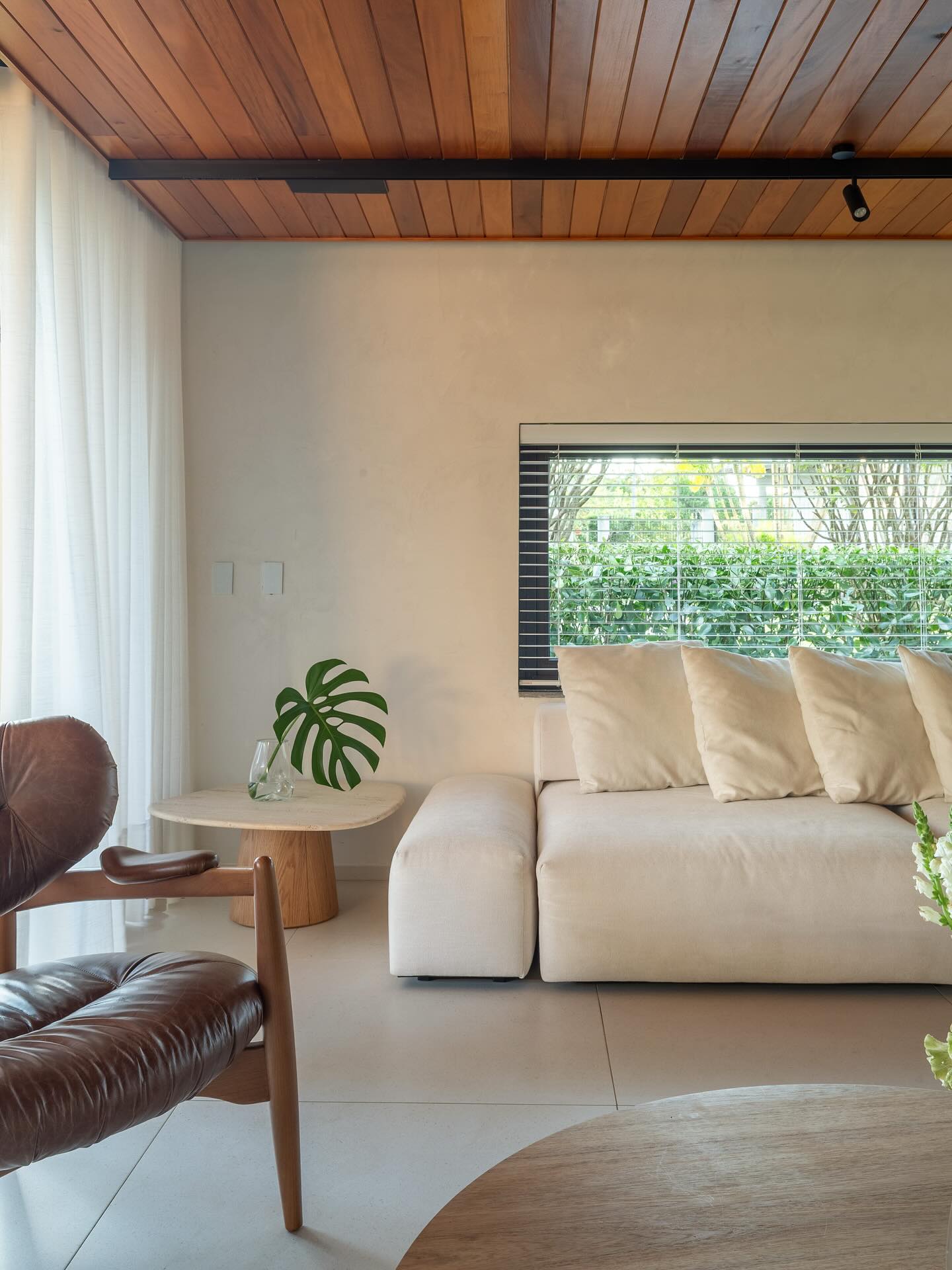 Casa Luna, Nova Santa Rita, RS BRA.
#galeria733 #living #janelaemfita #cozy #adega #interiordesign #forrodemadeira
_____________________________________________
+55 51 99606-0497
contato@galeria733.com.br
•
GALERIA 733