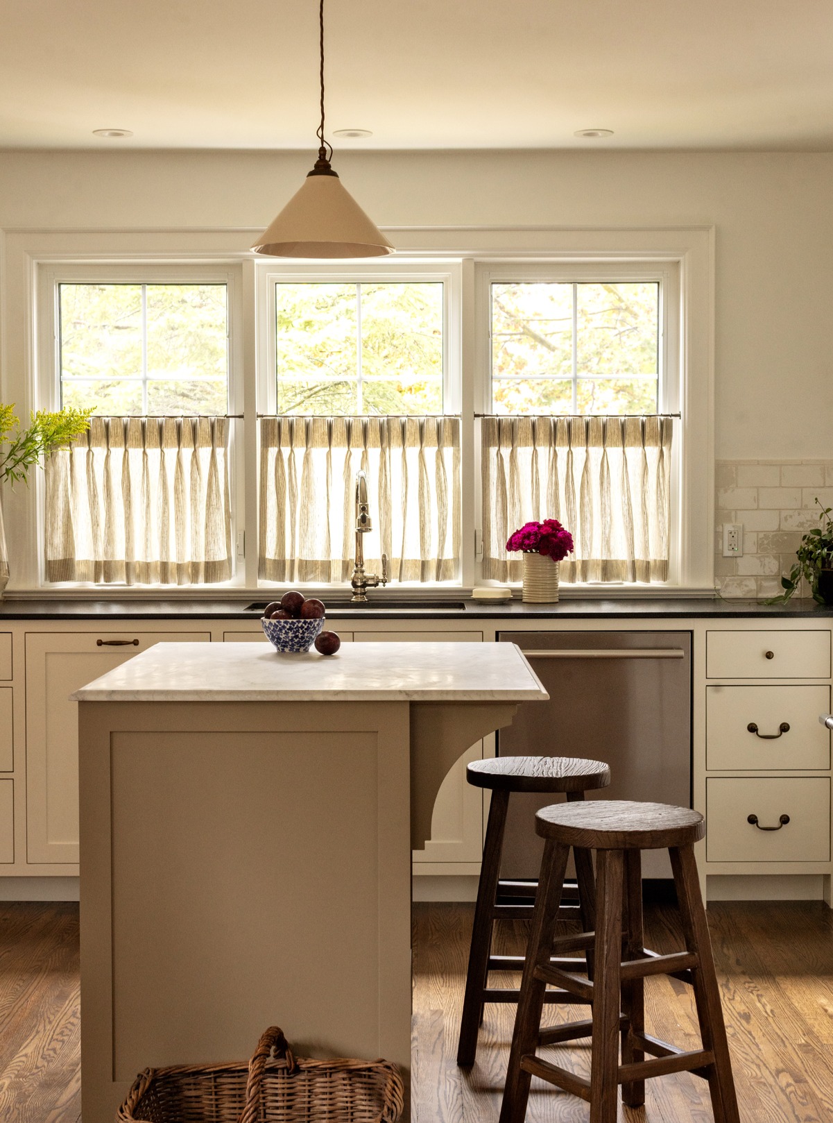 This renovation was all about reimagining flow and light. We swapped the locations of the kitchen and dining room, creating a more intuitive layout that instantly opened up the main floor. By widening the archway, we allowed natural light to spill through and gave the space a true sense of connection and ease. The large window practically begged for a sink beneath it — now beautifully framed with proper casing that elevates the entire room. Every detail mattered in this project — it’s not about the size of the kitchen, but how thoughtfully it’s designed. We even managed to fit full-size appliances without compromising on charm or function.
#kitchenrenovation
#interiordesign
#beforeandafter
#homerenovation
#mainfloorreno
#interiorinspo
#designdetails
#smallkitchendesign
#flowandlight
#archwaydesign
#fullsizeappliances
#customkitchen
#renoinspiration
#kitchentransformation
#edenhouseco