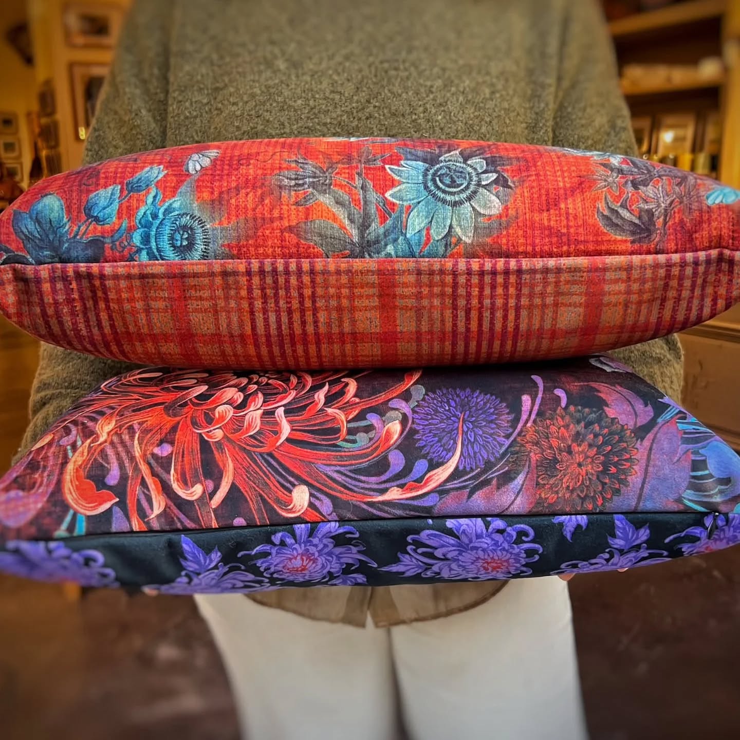 Notre coup de 🧡 du jour!
🔸Les magnifiques coussins imaginés par @marieclairez.erny @lebon.motif sont actuellement à découvrir en exposition temporaire dans notre boutique @leclosgallice à Épernay.
🔸Leurs motifs vibrants, aux couleurs profondes et aux textures raffinées, apportent une véritable touche d’élégance et de caractère à tout intérieur. 🔸Chaque pièce témoigne d’une sensibilité artistique qui sublime votre décoration.
🔸Une invitation à l’inspiration, au confort et à la beauté, à ne surtout pas manquer !
.
.
.
Mar au Sam 10h30-19h Dim 9h30-12h30
20 rue de la Juiverie Epernay
Chez nos artisans d'art et créateurs locaux préférés!
.
.
.
.
#leclosgallice #epernay #coussindesign #arttextile #decorationinterieure #creationfrançaise #designtextile #elegance #artisanat #homedecor