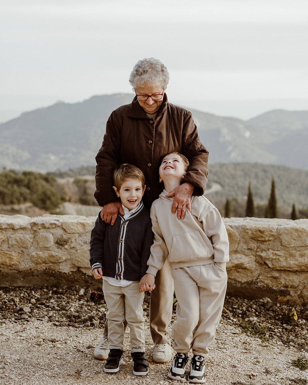 ✨ 20 ans d’amitié, 4 générations, un village plein de souvenirs ⛰️
Il y a des séances qui touchent un peu plus le cœur 💛
Cette famille, je la connais depuis plus de 20 ans !
Hannah, mon amie d’enfance, est aujourd’hui maman — la voir à Suzette, dans le village de sa grand-mère, entourée de ses enfants et de toute sa famille, m’a profondément touchée. 🥰
Photographier ces moments, c’est figer un bout d’histoire. La leur… et un peu la mienne aussi 🫶🏼
📅 Les réservations pour les séances famille (en extérieur ou en studio) sont ouvertes — pour créer, vous aussi, des souvenirs qui traversent le temps.
📸 Camille Meffre — Photographe de vos plus belles histoires
📍 Vaucluse, Provence & partout où vous m’emmènerez
🌸 Contact & infos en bio
👩🏼💻 Community Management by @lepicurienneenprovence
#photography #photographer #photoshoot #familly #love #generation #memories #provence #vaucluse #suzette #provencealpescotedazur #france