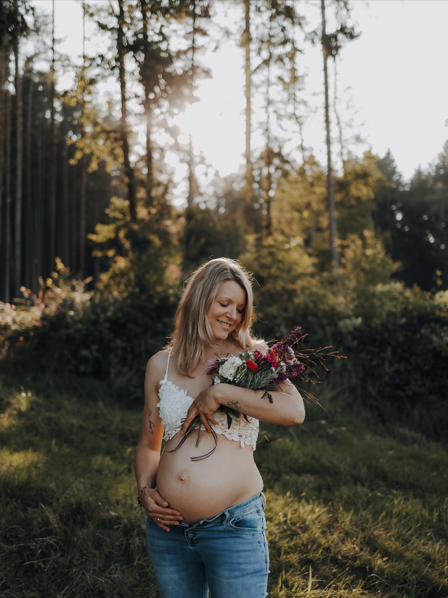 Wiedersehen mit Herz, erst durfte ich die beiden bei ihrer Hochzeit begleiten, jetzt beim Babybauch-Shooting. ☀️
Es ist so besonders, wenn ich Familien über Jahre begleiten darf und ihre wichtigsten Momente miterleben kann. ✨
#babybauchshooting #babybauchfotos #maternityshooting #maternityphotography #familienfotograf #babybauchliebe #momentsforever #echtemomente #lovestory #fotoliebe #glückimBauch #natürlichfotografiert #familienzeit #herzensmomente #pregnancyvibes #fotografiemitherz #lichtundliebe #outdoorshooting #sunsetvibes #liebezumdetail #falkenberg #eggenfelden #rottalinn #fotografiegoetz