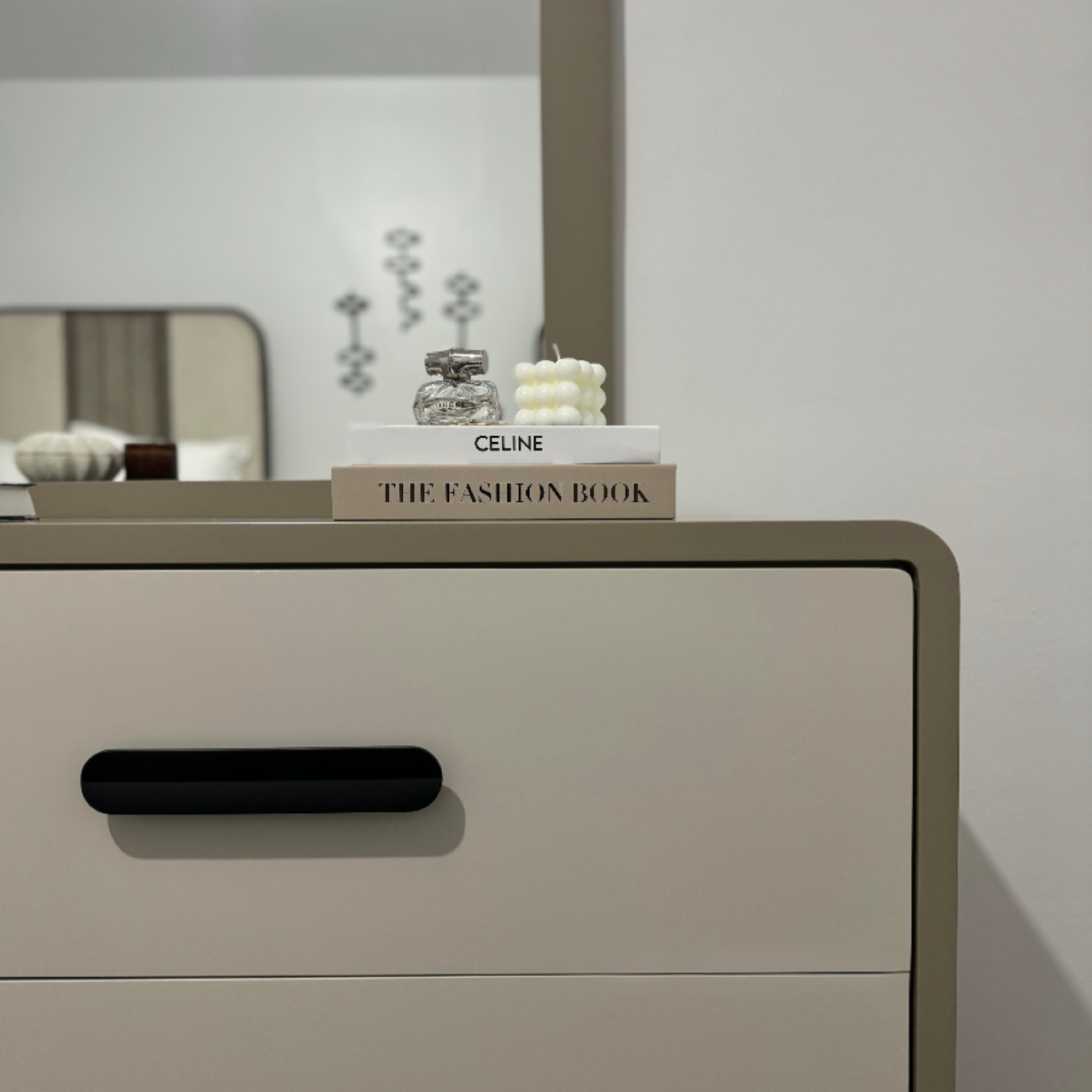 Soft tones and simple details
#neutralhome #minimalinteriors #aestheticdetails #calmspaces
#softneutrals #interiorstyling #designdetails
#minimaldesign #homestylingideas #interiormoments