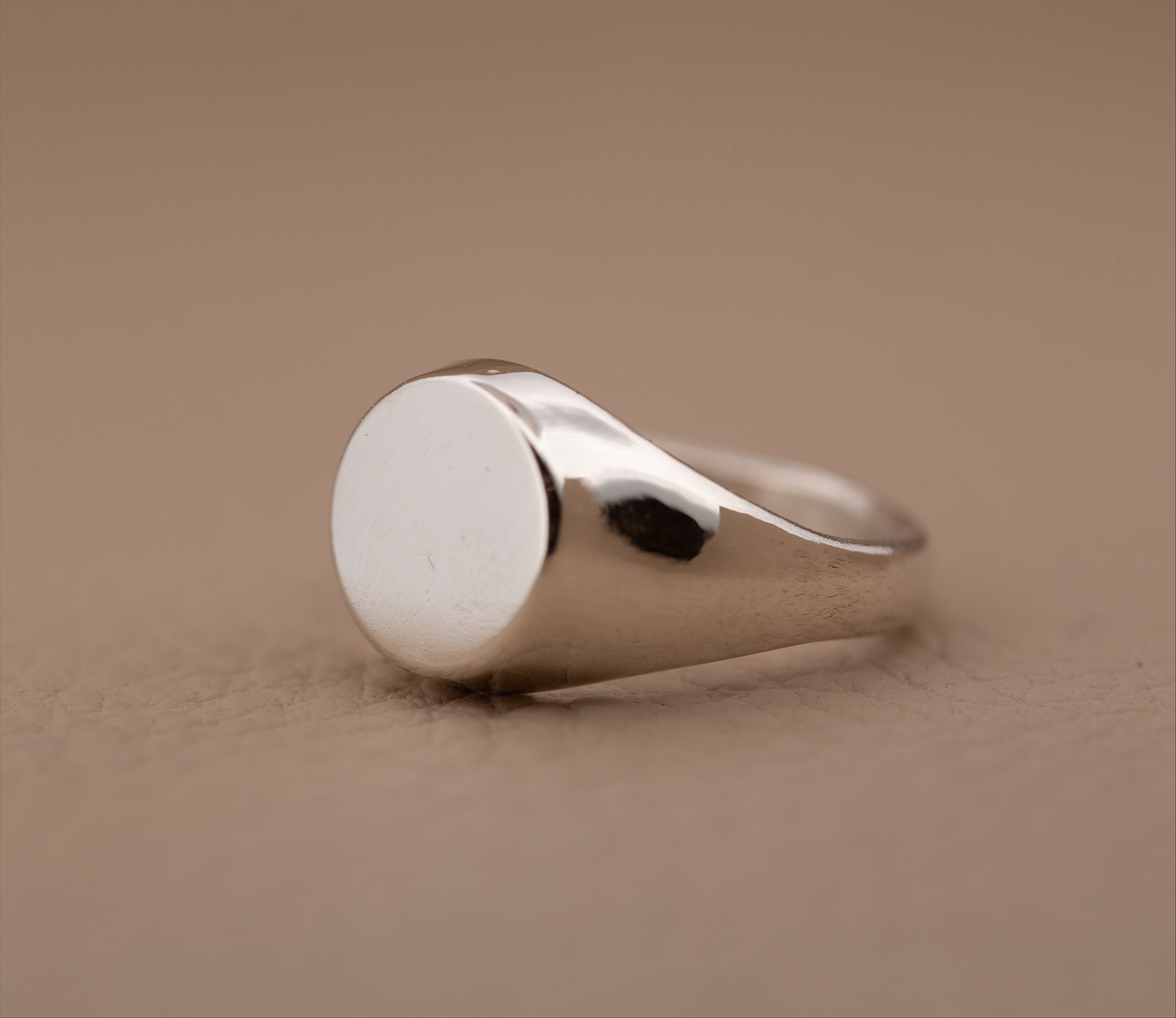 Neuester Ergänzung meiner handgemachten Siegelringe. Wie immer: massive Handarbeit und kein hohles Blech.
Silber auf Hochglanz poliert.
Atelier Vincent Kiefer
.
.
.
#göttingen #handgemachteschmuckstück #silberring #siegelring