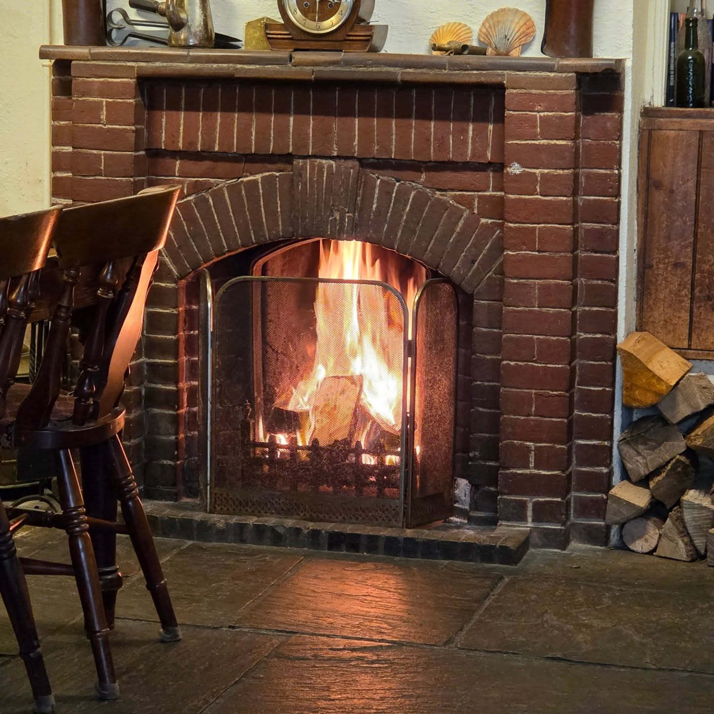 Yes we know it's wet and windy outside but it's warm and dry in here. Fires lit, come and enjoy and maybe have a beer while you're here. It is Friday after all 🥂🍺