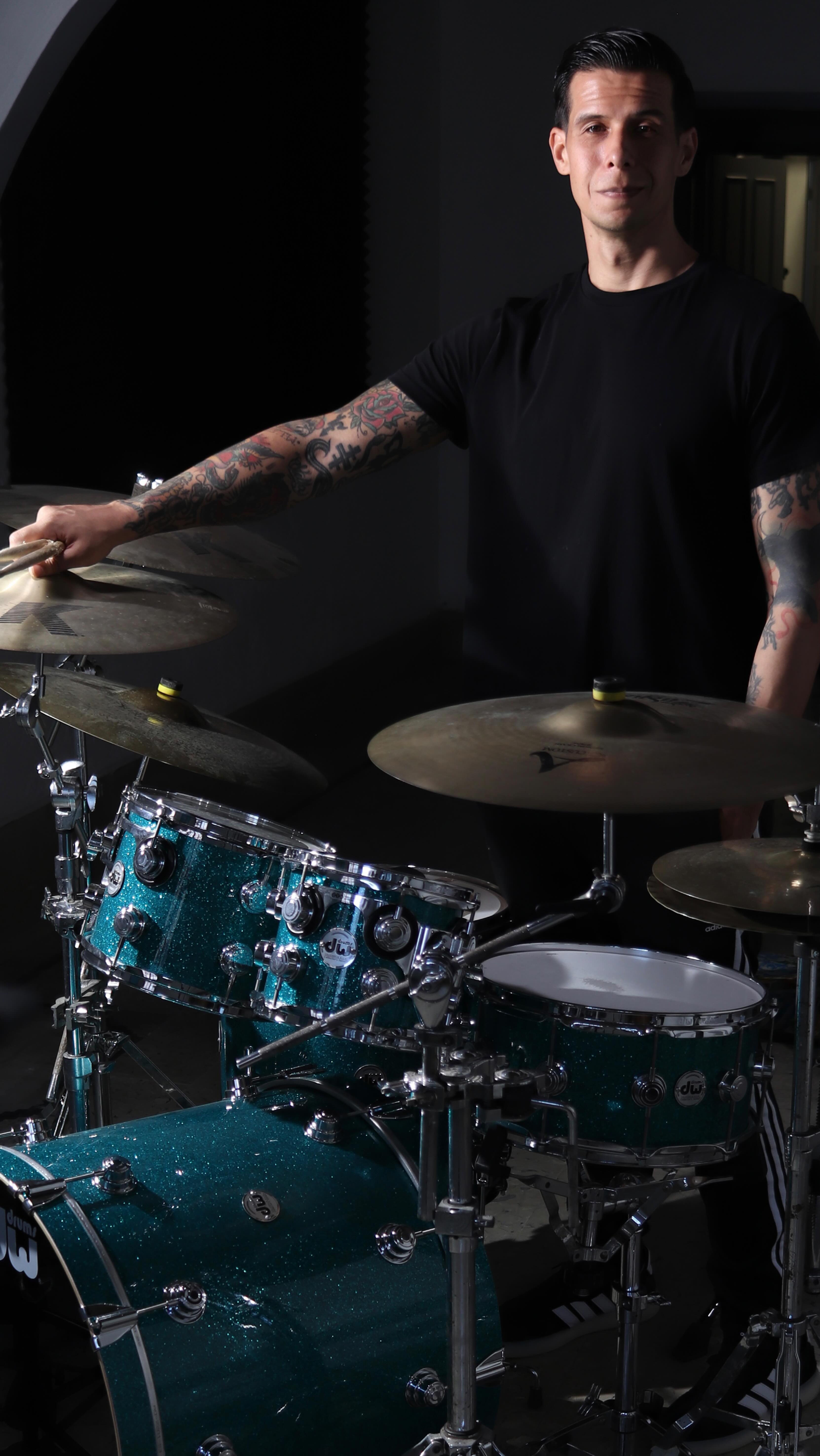 Un honor formar parte de la Familia @dekagroup gracias por la cálida bienvenida y por el privilegio formar parte de un roster de grandes percusionistas. Vienen varios proyectos este 2026 👀🤝🥁❤️
#drum #drums #drummer #drumsticks #dwdrums #drumworkshop #drummerlifestyle #drummerlife #baterista #bateristas #bateristaslatinos #zildjjian #zildjianfamily #zildjiancymbals #batería #drumfills #drummersofinstagram #drumlife #drumstagram #drumstagram #drummerworld