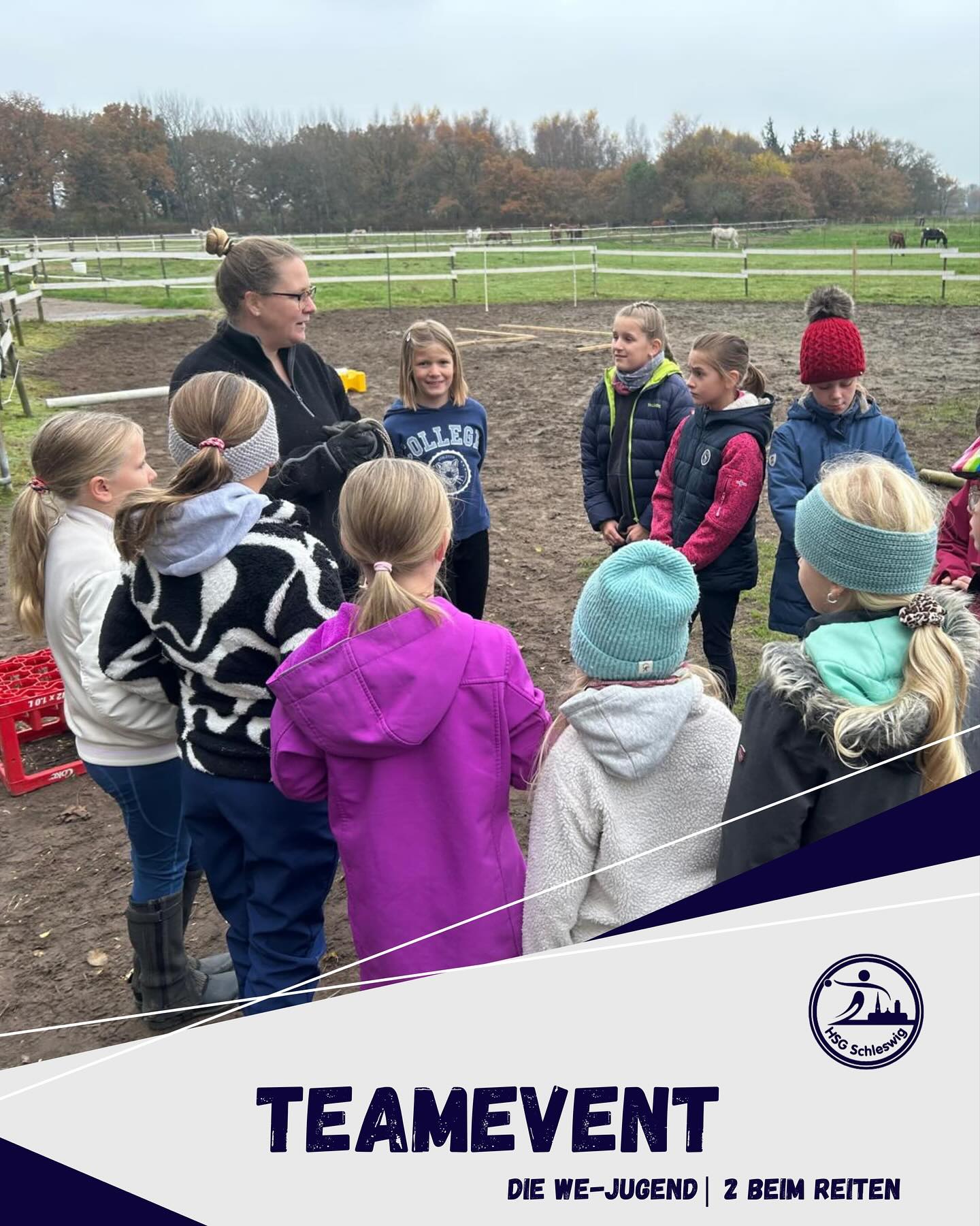 ++ Teamevent weibliche Jugend E 2 - Unsere Mädels machen nicht nur am Ball eine gute Figur ++
Mannschaftsbericht:
Wir haben richtig Glück – eine Mitspielerin von uns hat gleich drei Pferde! 🐎 Also dachten wir: Warum nicht mal was anderes machen? Ihre Mama war total begeistert von der Idee und hat direkt ein kleines Programm auf die Beine gestellt.
Erstmal wurden die Pferde gemeinsam geputzt und kennengelernt – danach ging’s an einen kleinen Parcours, den die Mädels als Team meistern mussten. Erst zu Fuß, später dann gegenseitig geführt auf dem Pferd
Natürlich durfte auch das Essen nicht fehlen – jede hat was zum Snacken mitgebracht. Es wurde viel gelacht, genascht und der Teamgeist richtig gestärkt. Ein rundum mega schöner Tag!
Vielen Dank an unser Trainerteam und die Familie!
#hsgschleswig
#willkommenanderschlei