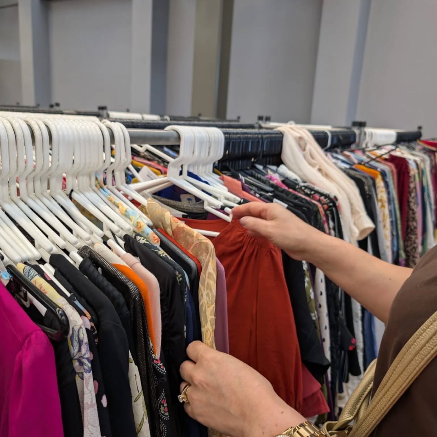 Visitar tiendas de segunda mano es como entrar en un pequeño universo de historias. Entre texturas y colores aparecen piezas que esperan una segunda oportunidad, listas para renacer a través del rescate y el upcycling.
Cada tesoro encontrado recuerda que la moda también puede ser un acto de cuidado: prolongar la vida de un material, honrar su memoria y crear belleza con intención.