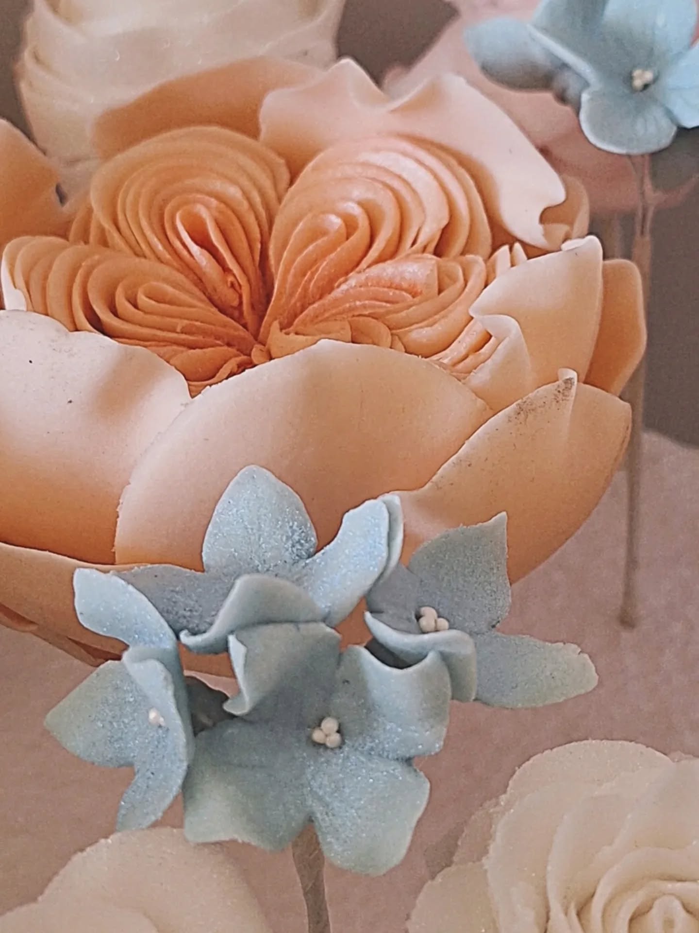 Beautiful little handcrafted sugar flowers. We love them all. Soo pretty 😘 🦋
Beautiful colours and dusting powders @barco
#handcrafting
#sugar #artoftheday🎨 #arrofvisuals #cakes #cakesecorating #supportlocalbusiness