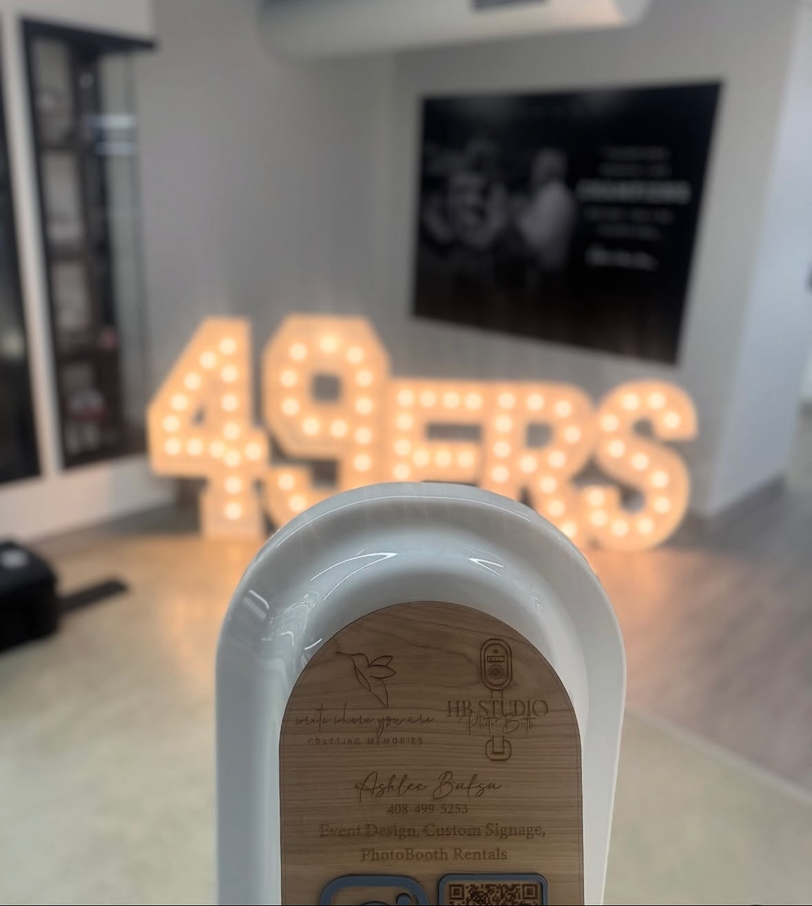 Need a pic? We've got the spot! 🤩🏈📸
Alpha Lit Marquee letters + @write_whereyouare photo booth = picture perfect!
#alphalitletters #alphalitsiliconvalley #marqueeletters #lightupletters #photobooth #picturetime #sanfransisco49ers #ninersnation #fttb #faithfultothebay #bayareaevents #bayareaeventplanner #bayareaeventdecor