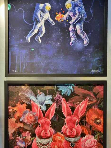 10 år / 10 kunstnere
RINO LARSEN
Love is in the air, Poch & Konge i store formater, må sees!
Velkommen innom å se vår jubileumsutstilling.
Står til søndag 23.november
Åpent galleri alle dager/
Hverdager 10-17
Lørdag 10-16
Søndag 12-16
•
@rinolarsen @tromsosentrum @visittromso #rinolarsen #jubileumsutstilling #10år #tromsosentrum