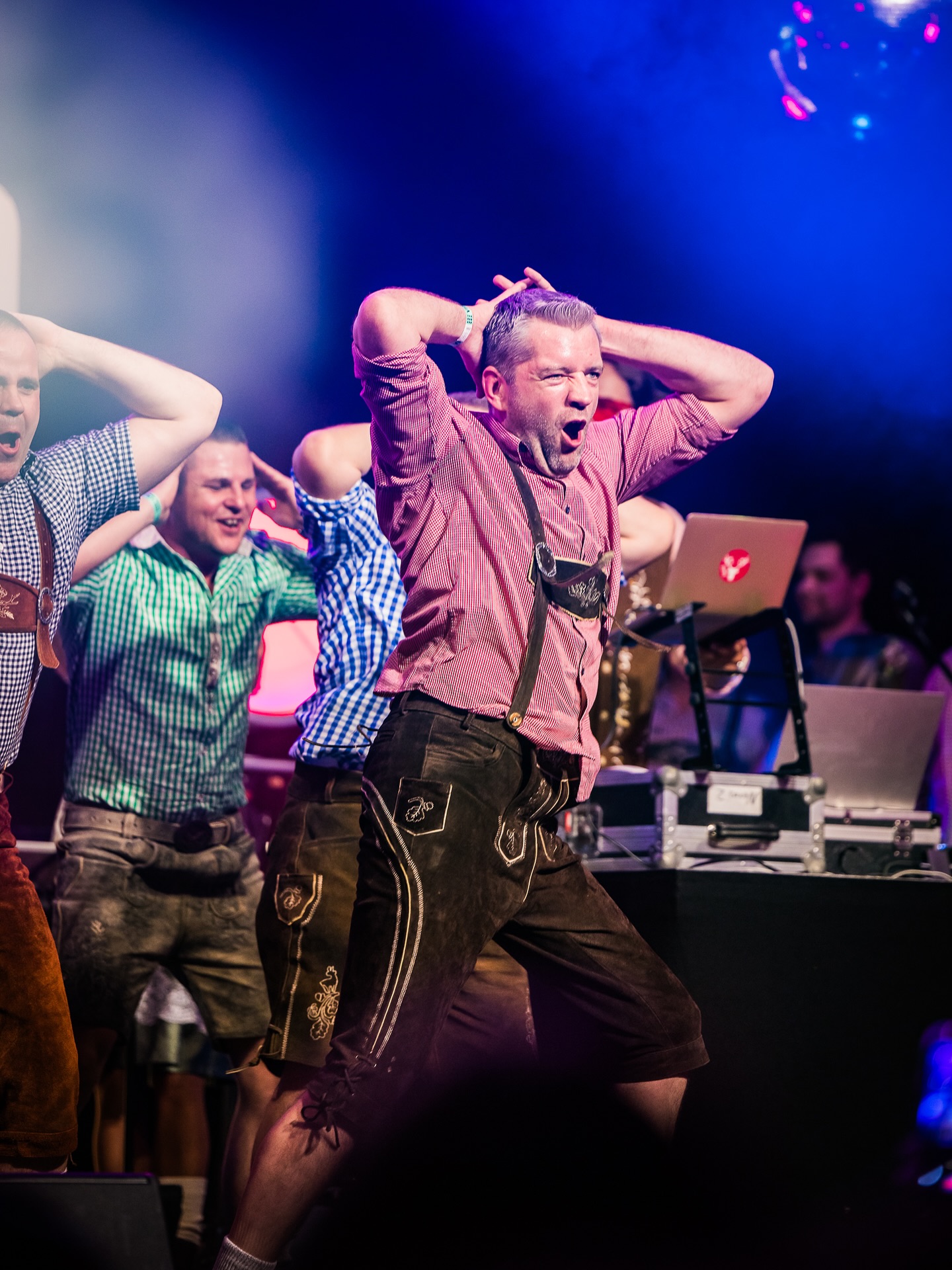 🍻 Was für ein Wiesn Finale 2025! 🎉
Ein unglaublicher Abend mit Samu, dem Markranstädter Carneval Club, DJ Holgaaar, Jack Gelee und den Emsperlen.
Die Stimmung im Festzelt war einfach gigantisch – tanzen, singen, feiern bis spät in die Nacht. 💙
Danke an alle Gäste, Künstler und Helfer. Ihr habt das Leipziger Oktoberfest 2025 zu etwas ganz Besonderem gemacht! 🥨🙌
📸 @jonrenker
#dasleipzigeroktoberfest #LeipzigerOktoberfest #OktoberfestLeipzig #WiesnFinale #Samu #JackGelee #Emsperlen #DJHolgaaar #MarkranstädterCarnevalClub #LeipzigFeiert #WiesnLiebe